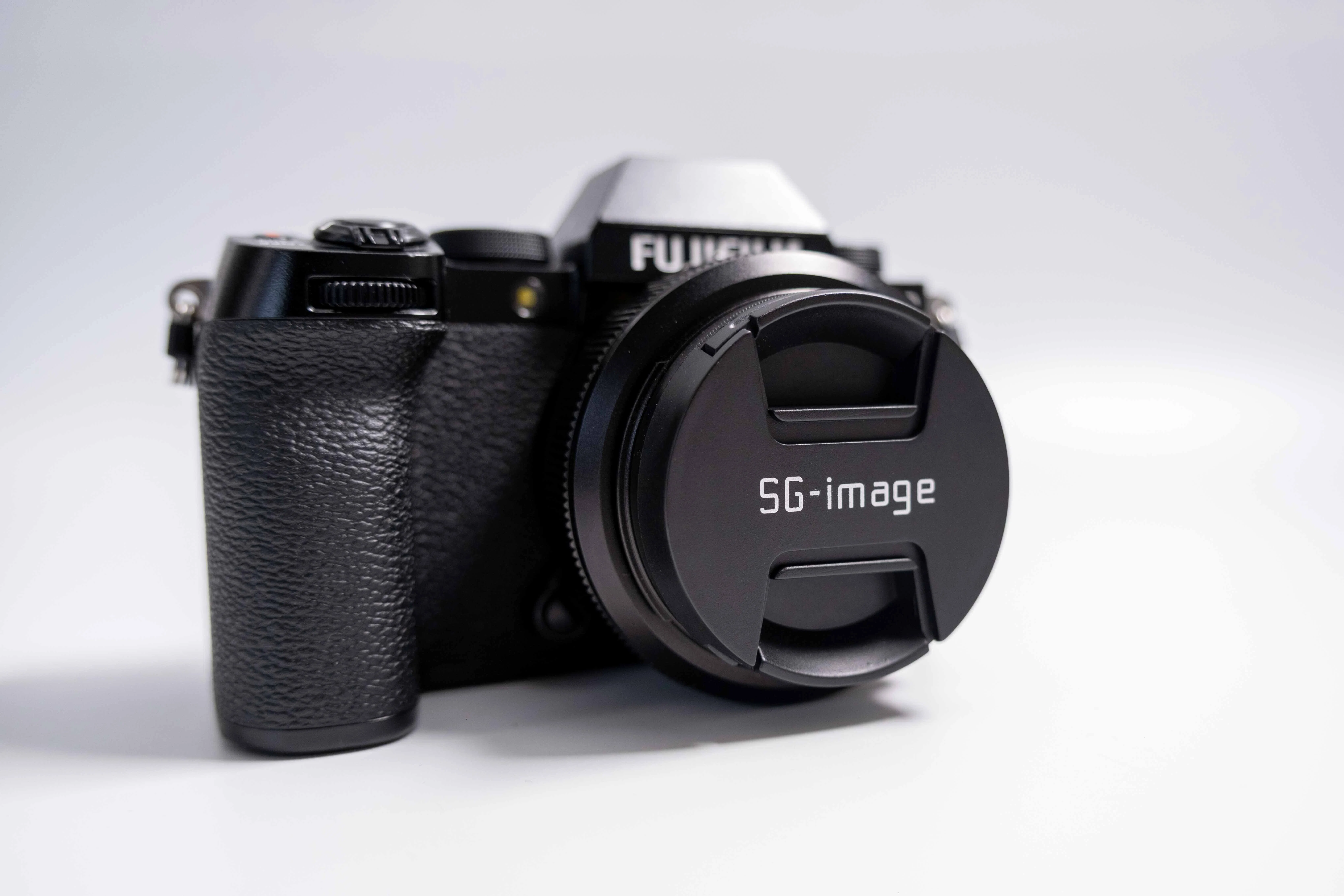 2万円台でAF対応？SG-Image 25mm F1.8が「価格破壊」すぎる件