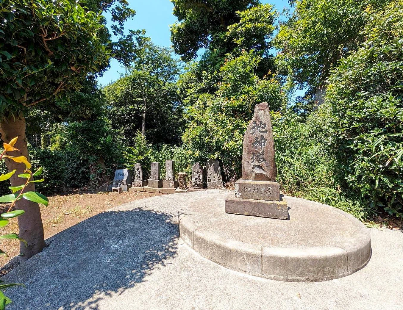 住宅街の一角に突如現れた「石塔群」それを“横から見た”「衝撃の光景