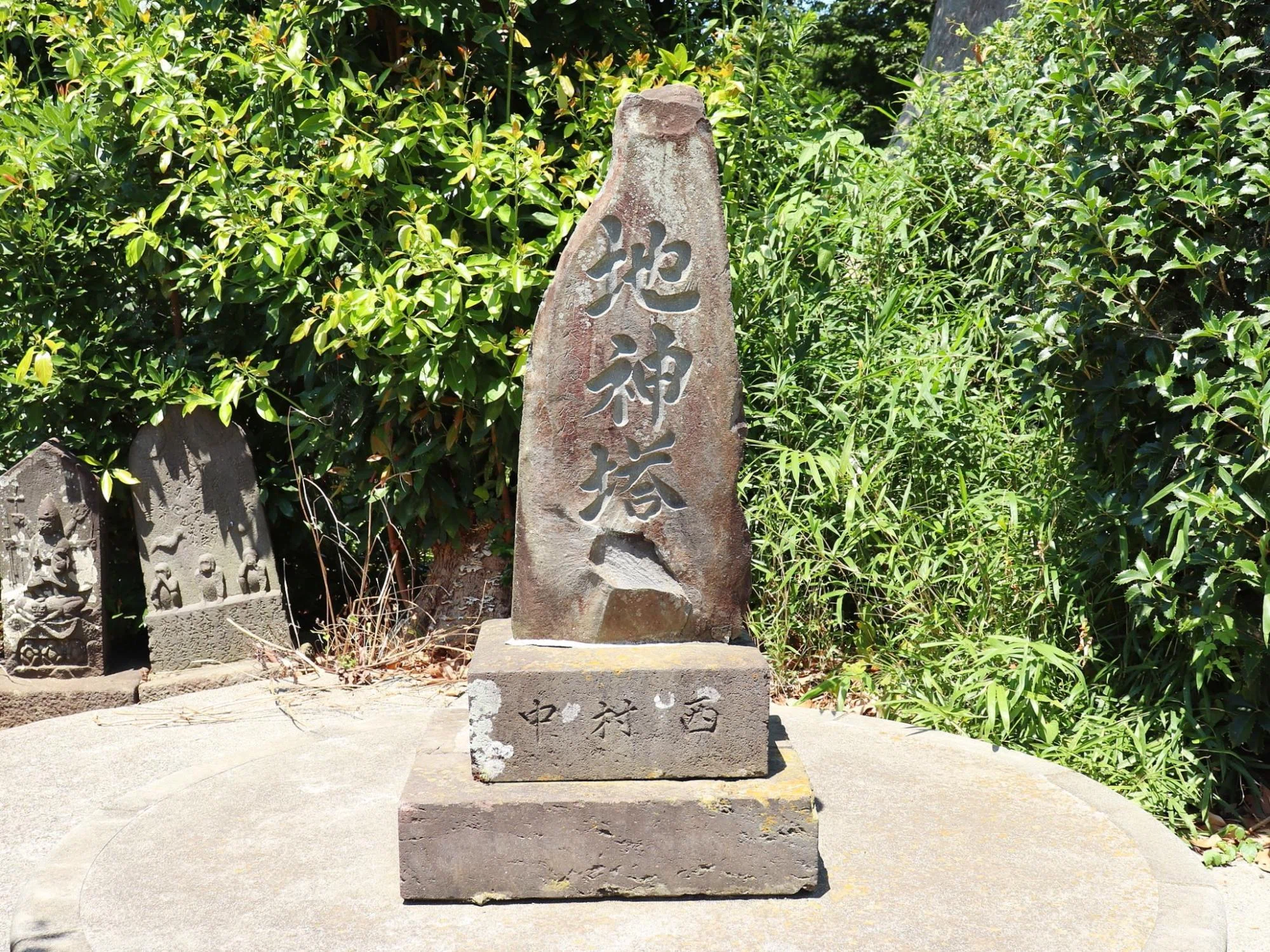 住宅街の一角に突如現れた「石塔群」それを“横から見た”「衝撃の光景