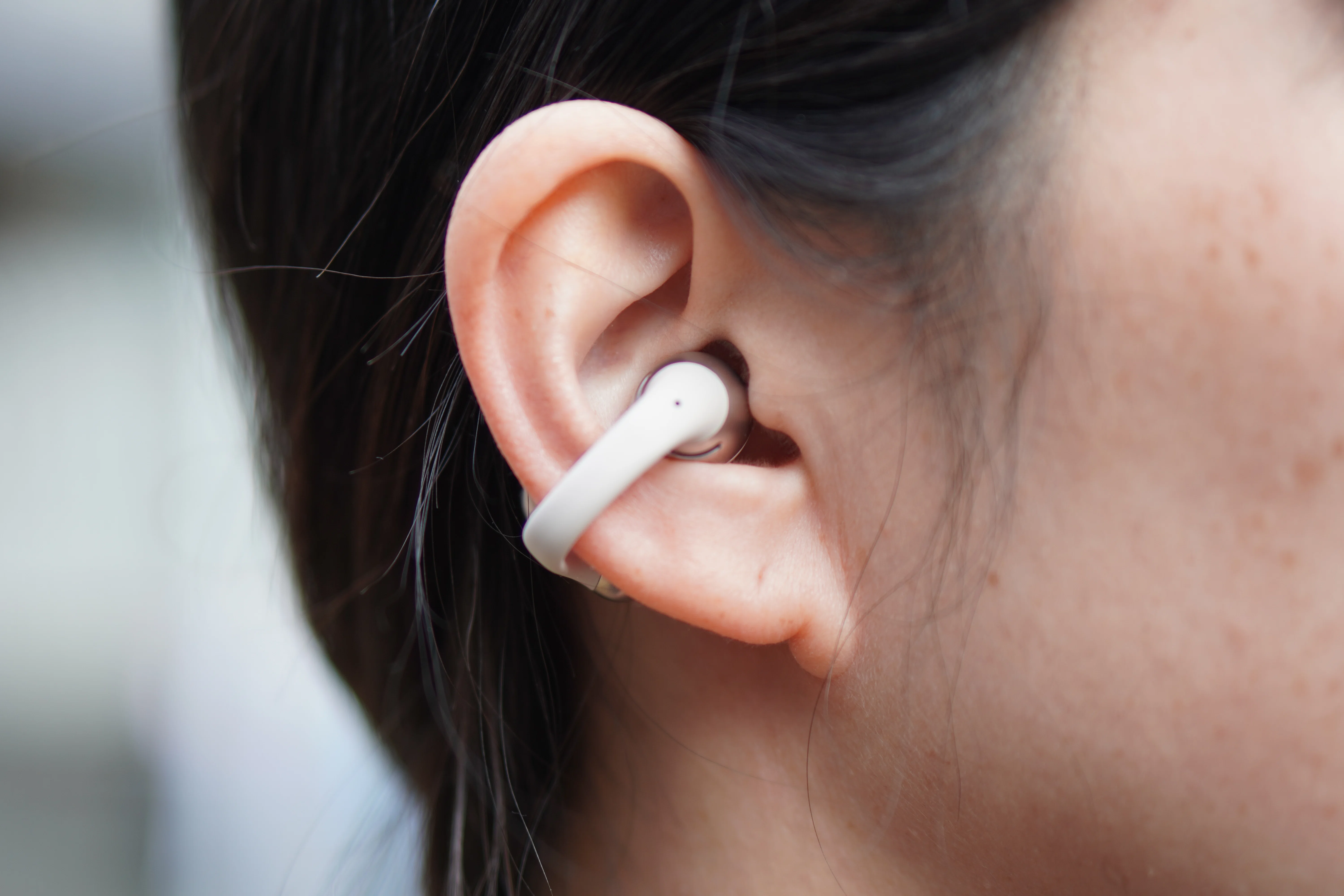 Shokz OpenDots ONEを正直レビュー｜つけてるのを忘れるイヤーカフ型