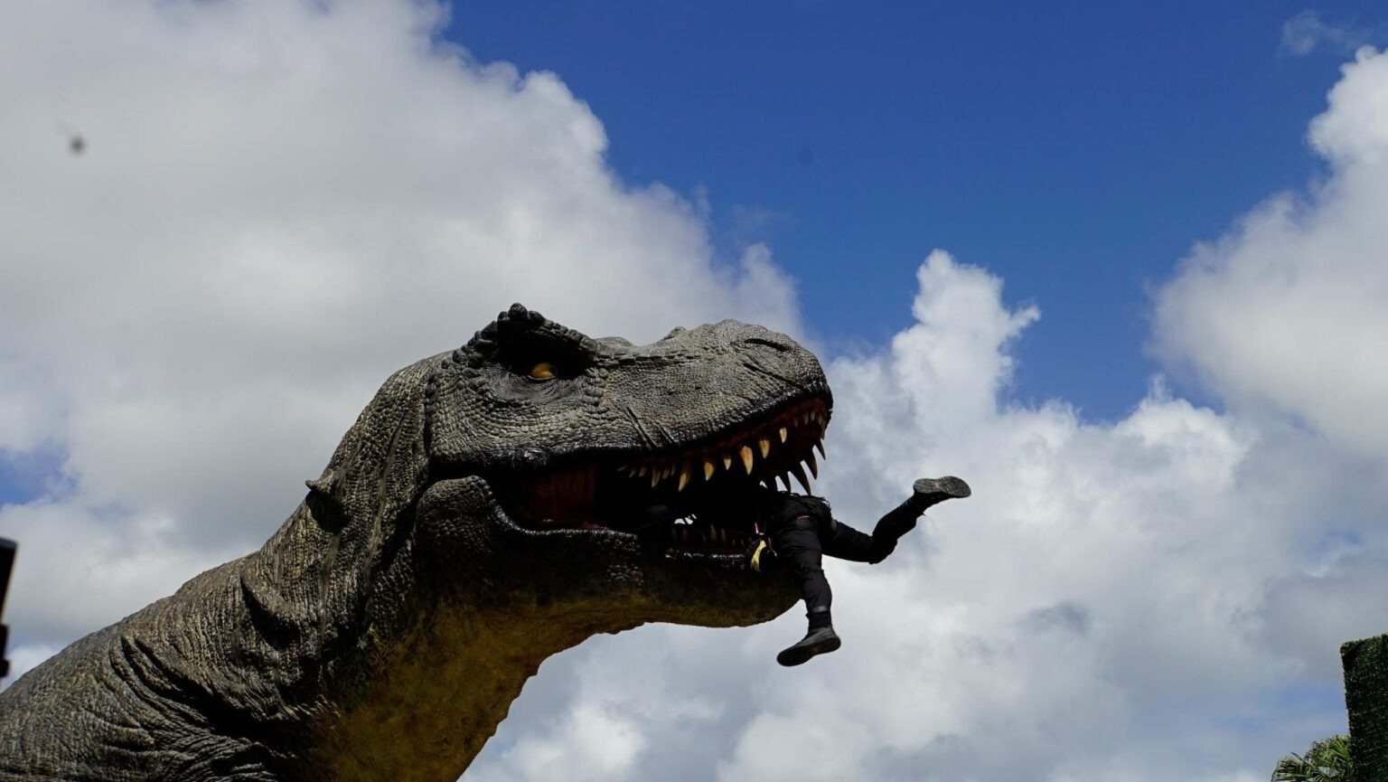 ジャングリア沖縄】恐竜が目の前で暴れ出す！ドキドキが止まらない
