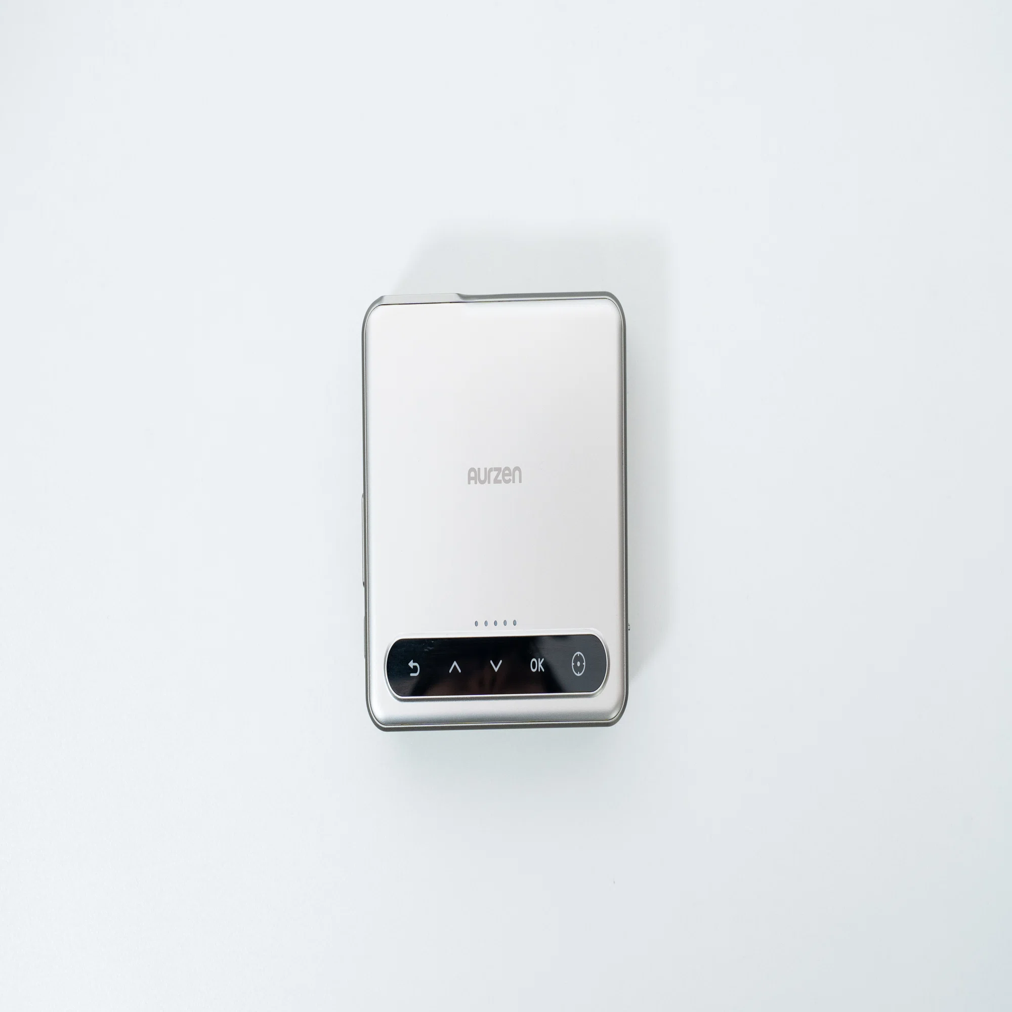 Aurzen ZIP」レビュー｜手のひらで持ち運べる超小型プロジェクター 