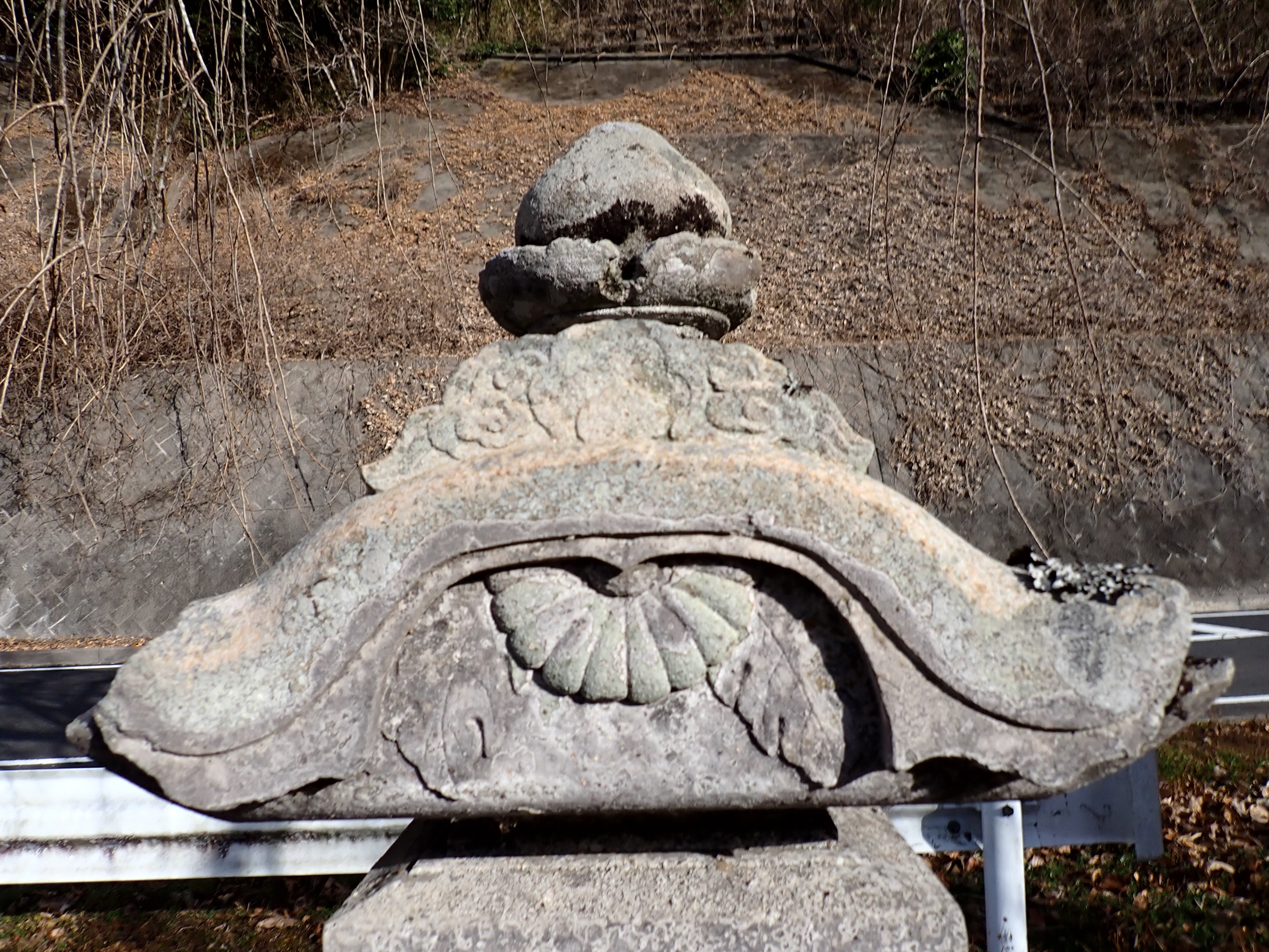 文化年間の石仏（青面金剛？）｜マンガン