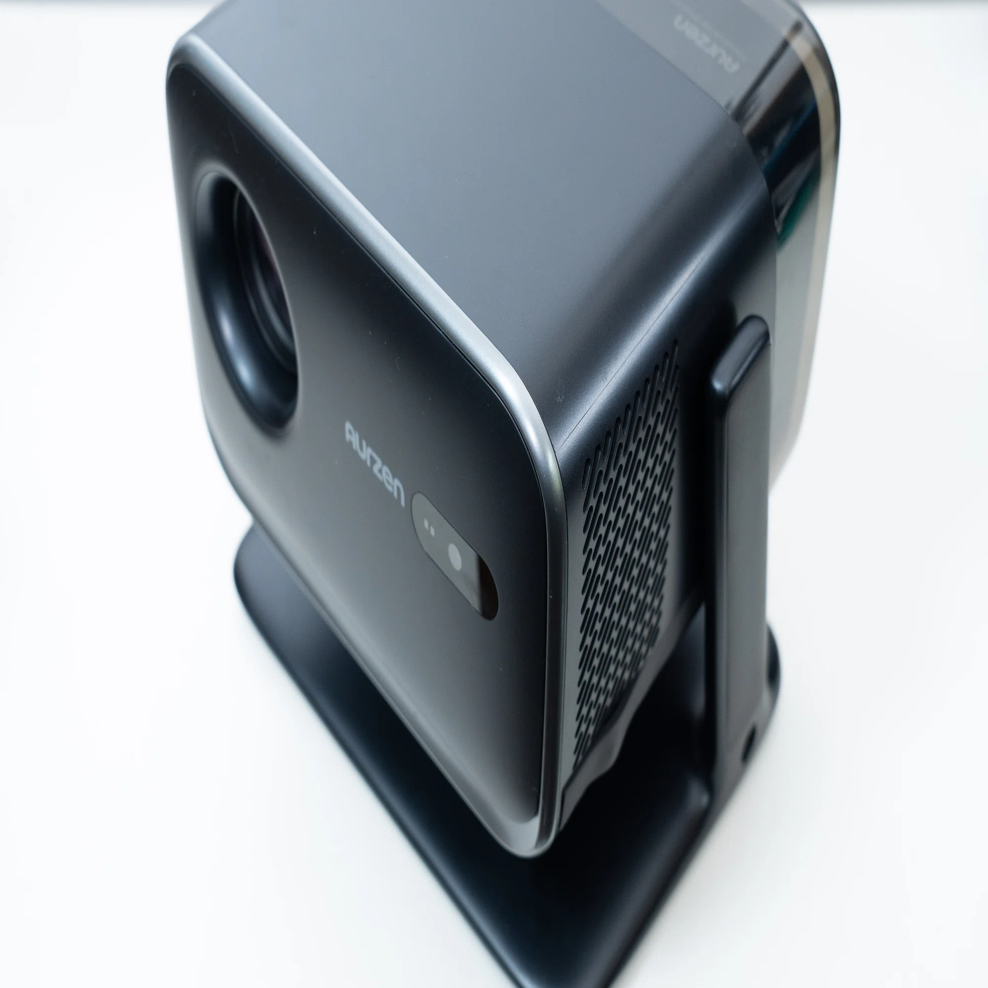 Aurzen Boom mini」レビュー｜3万円台で“映画館クラス”を持ち歩ける 