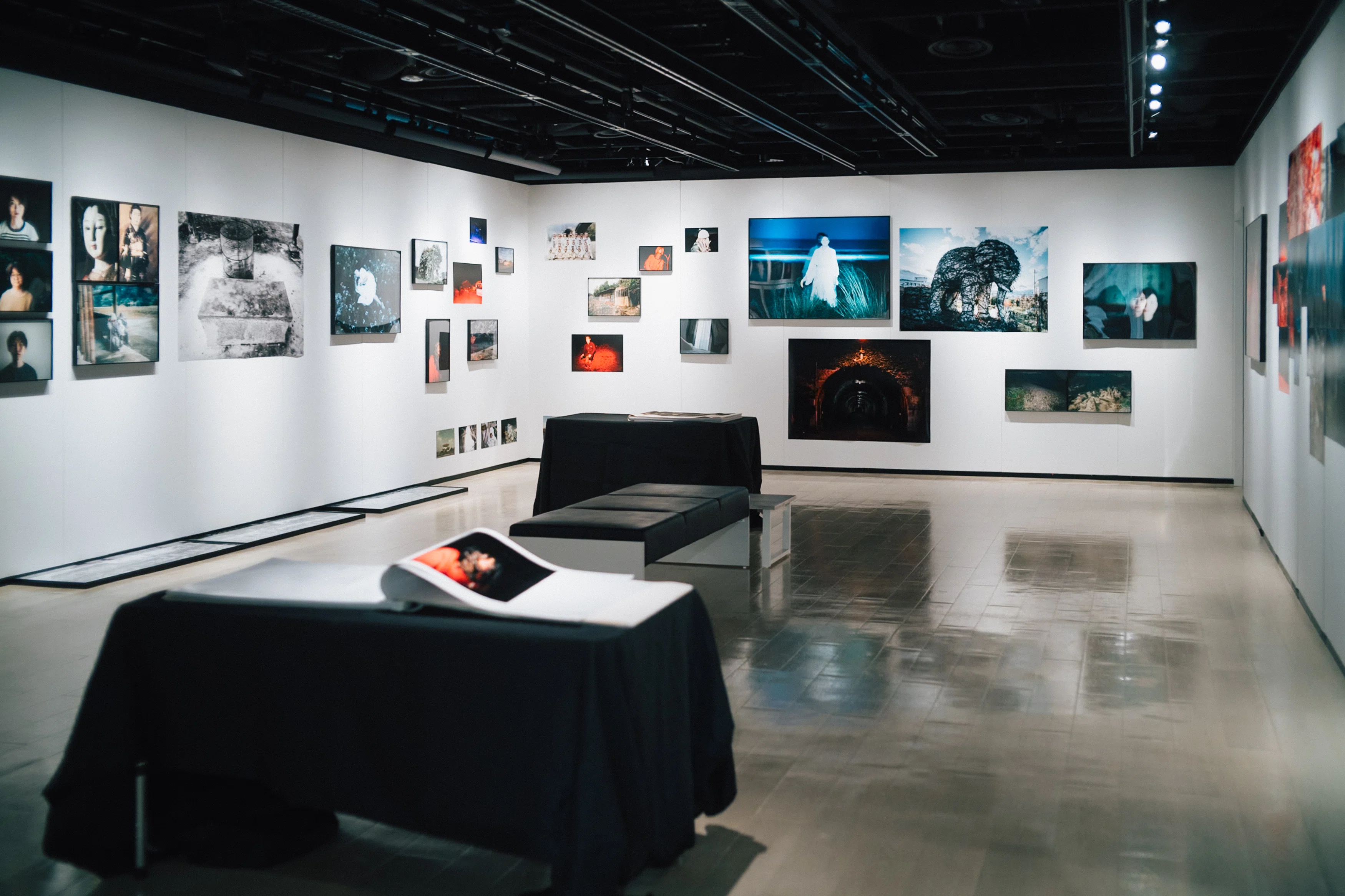 西浦和彦の個展「記憶と時間の眠る場所」の展示会場