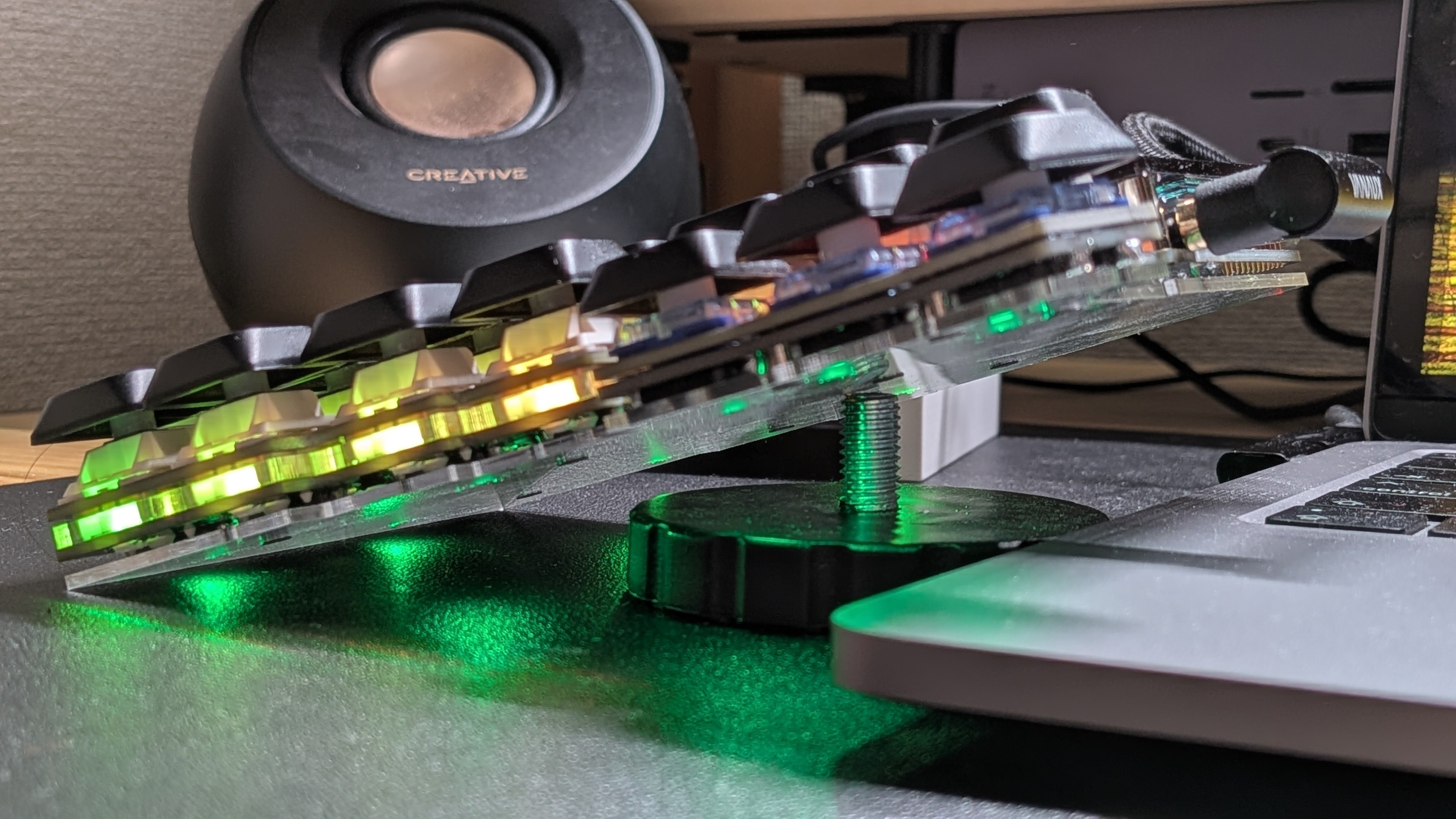 テンティングスタンドを自作してKeyball61で試してみた ── 姿勢が