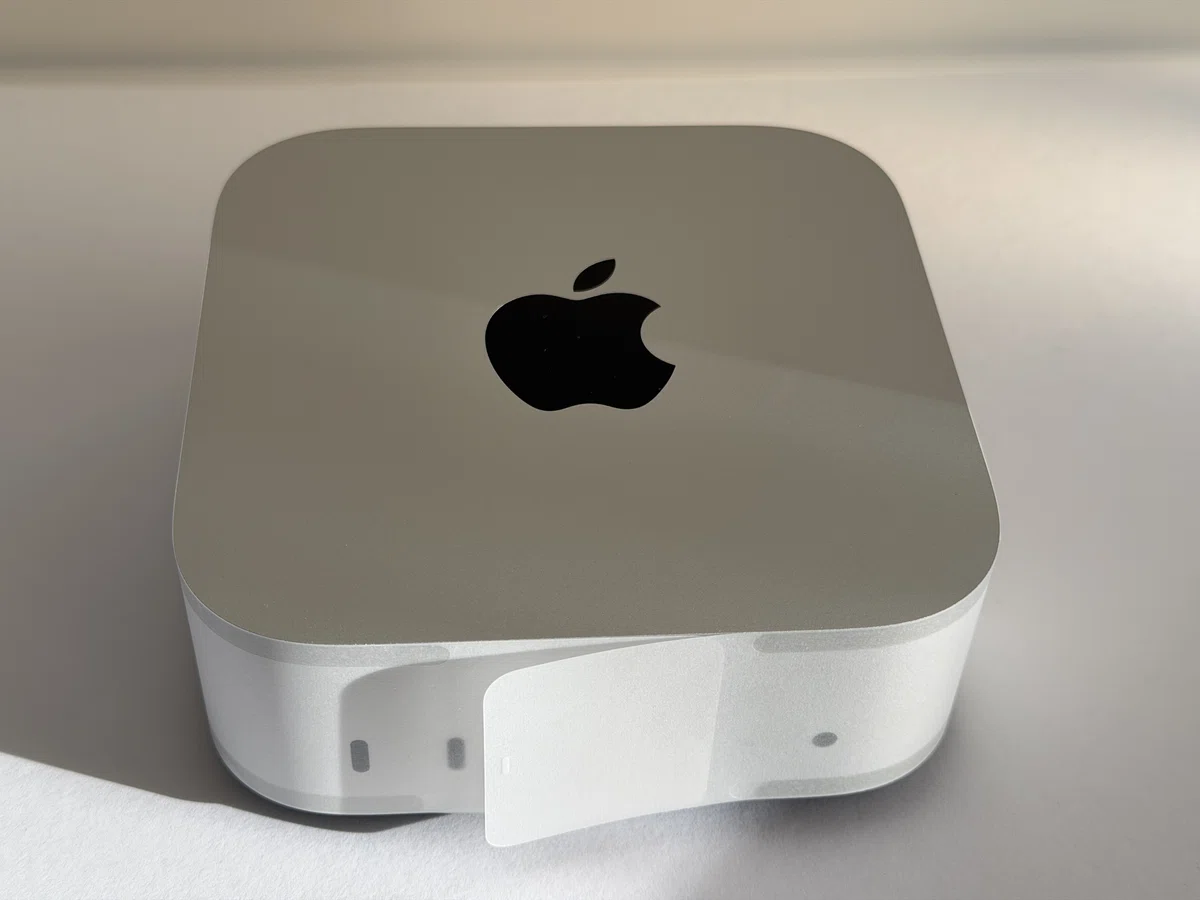 Mac mini M4 保護シート取り外し前