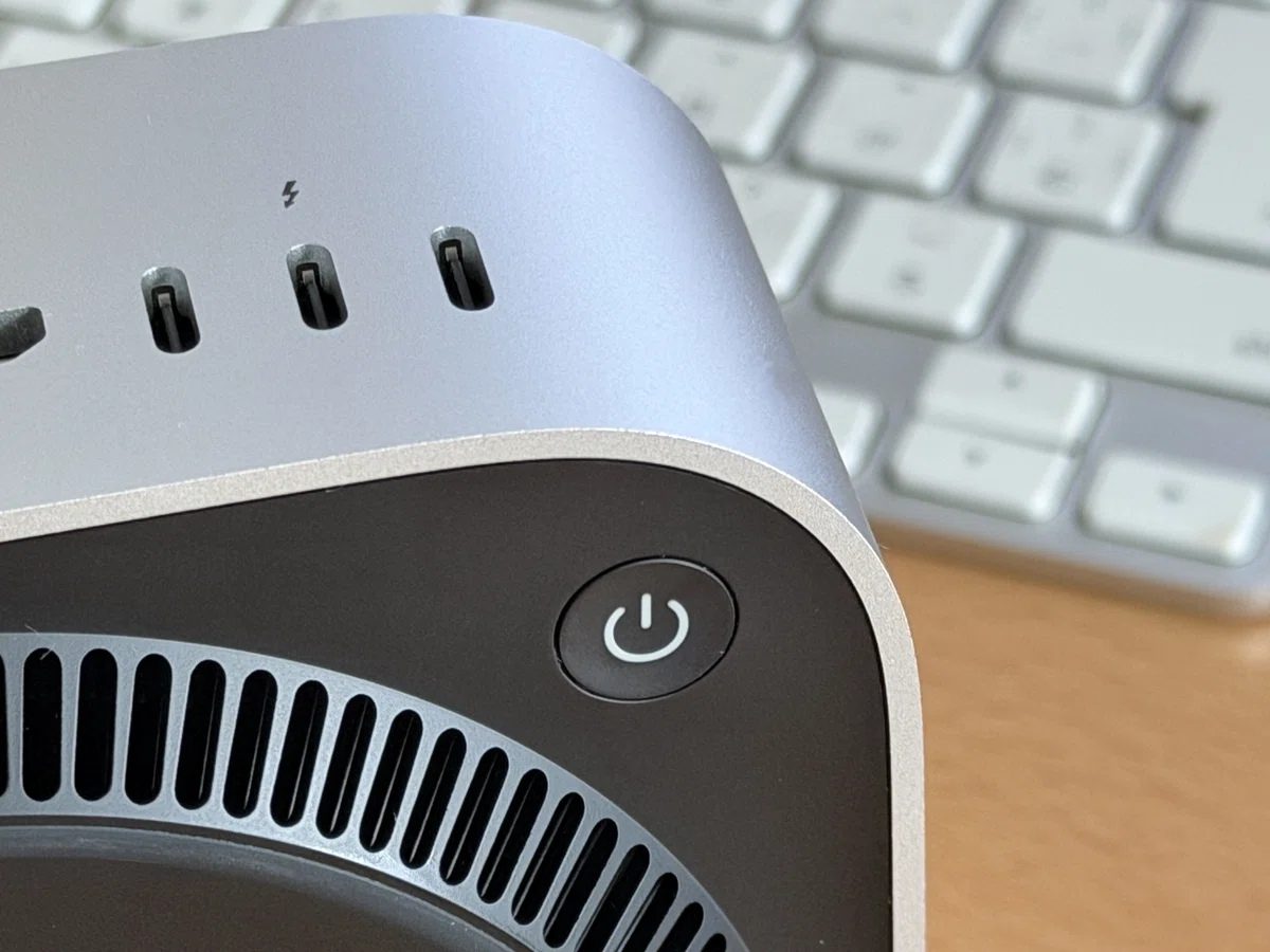 Mac mini M4 電源スイッチ