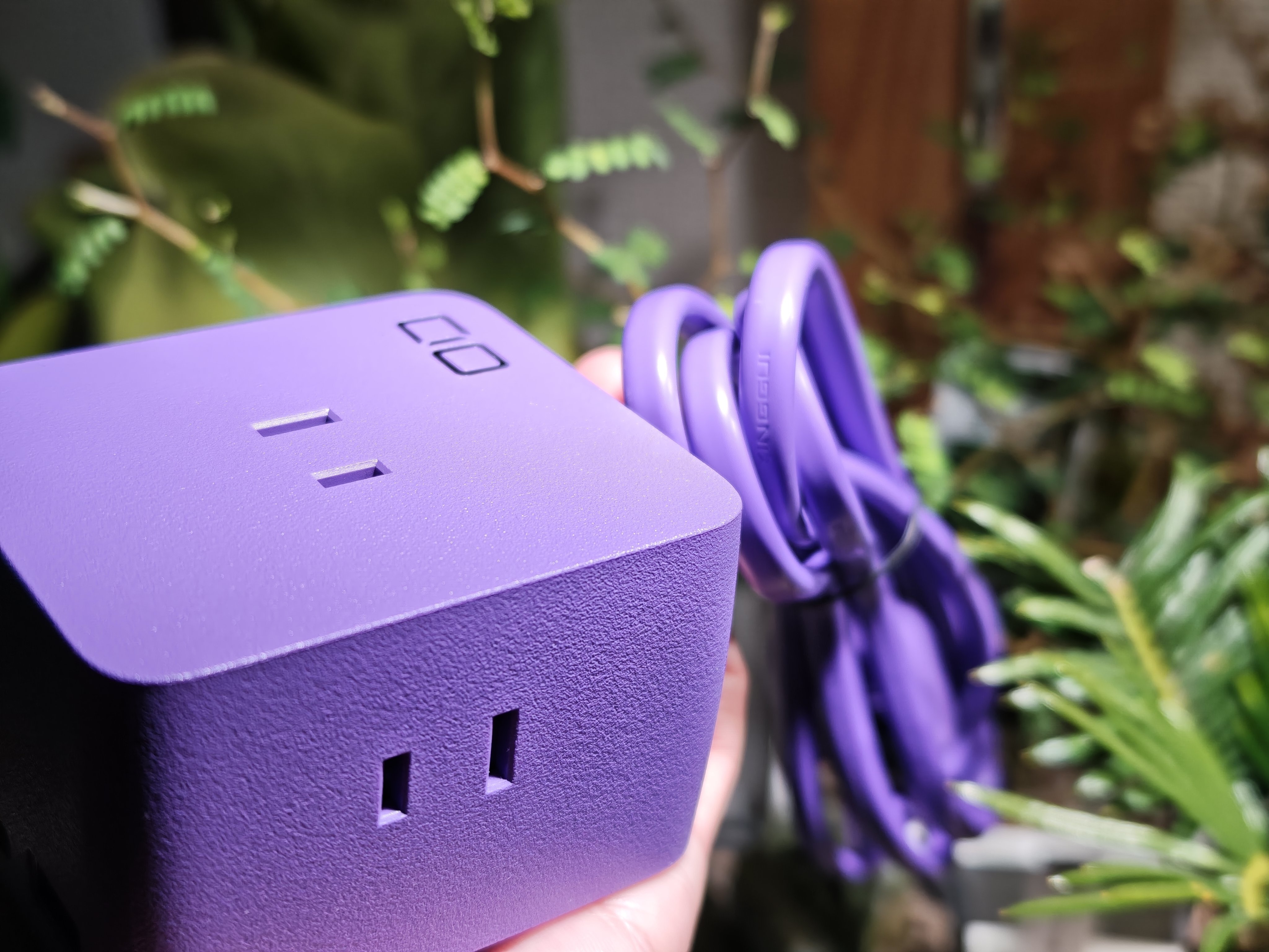ありえないくらい紫色の充電器を買った。｜yorimichi-もばいる