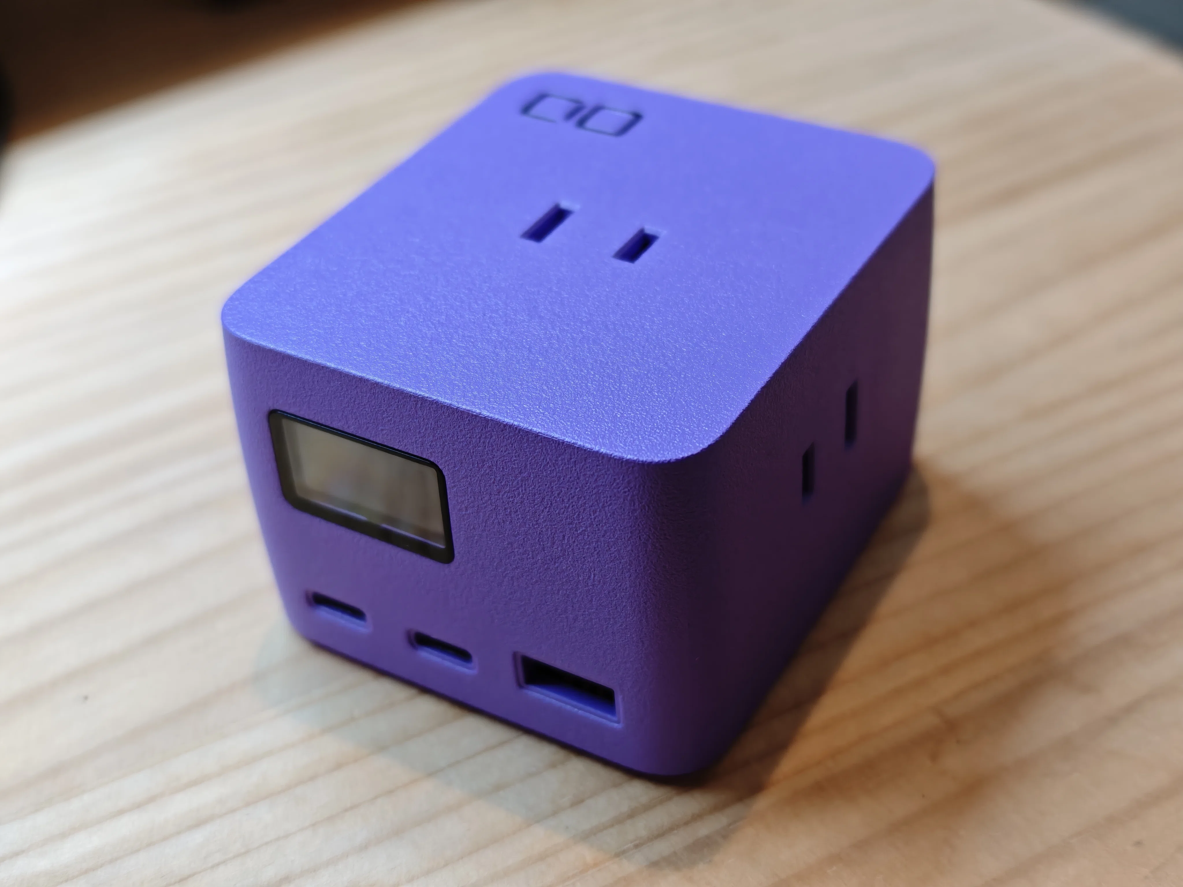 ありえないくらい紫色の充電器を買った。｜yorimichi-もばいる