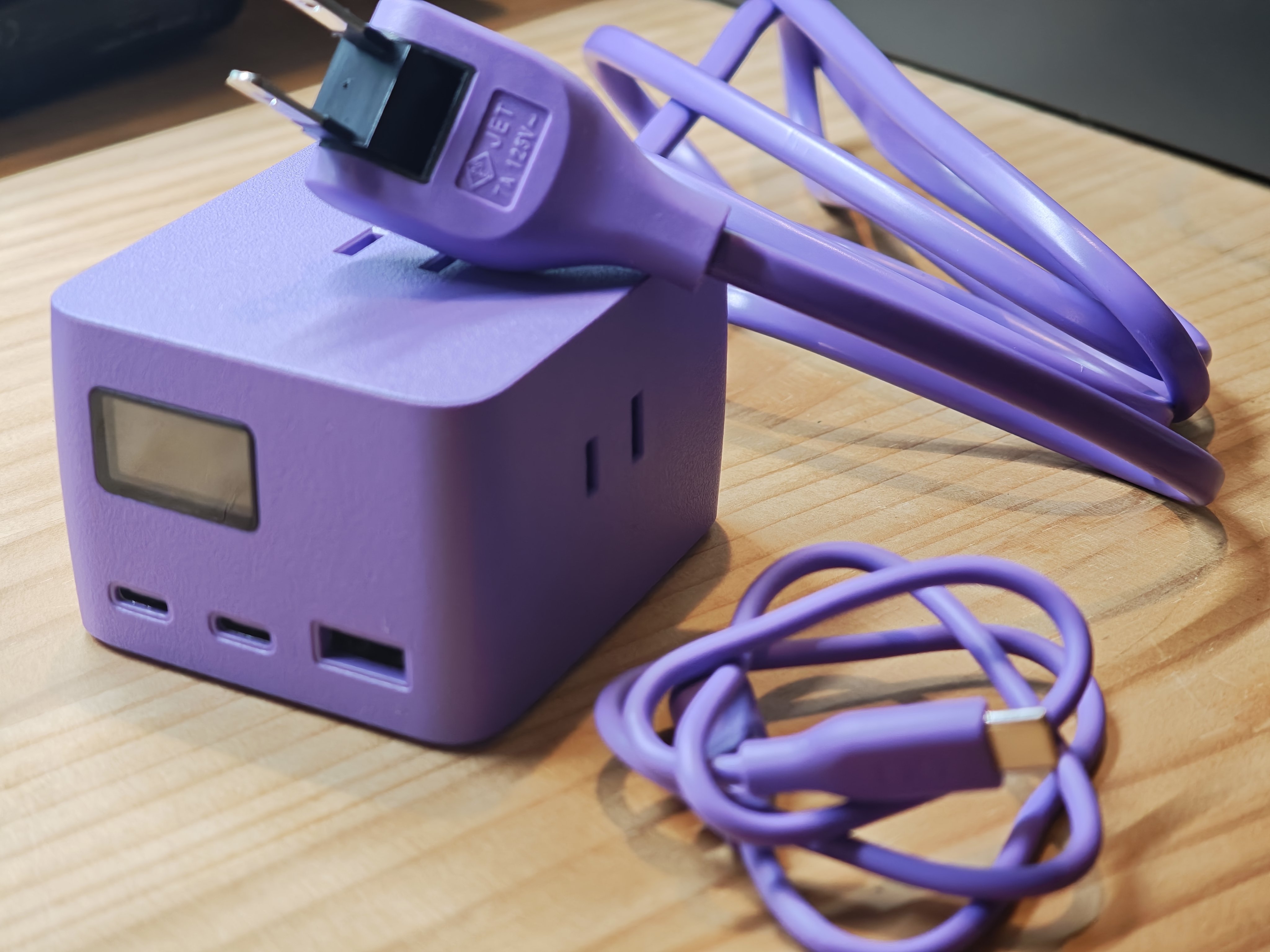 ありえないくらい紫色の充電器を買った。｜yorimichi-もばいる