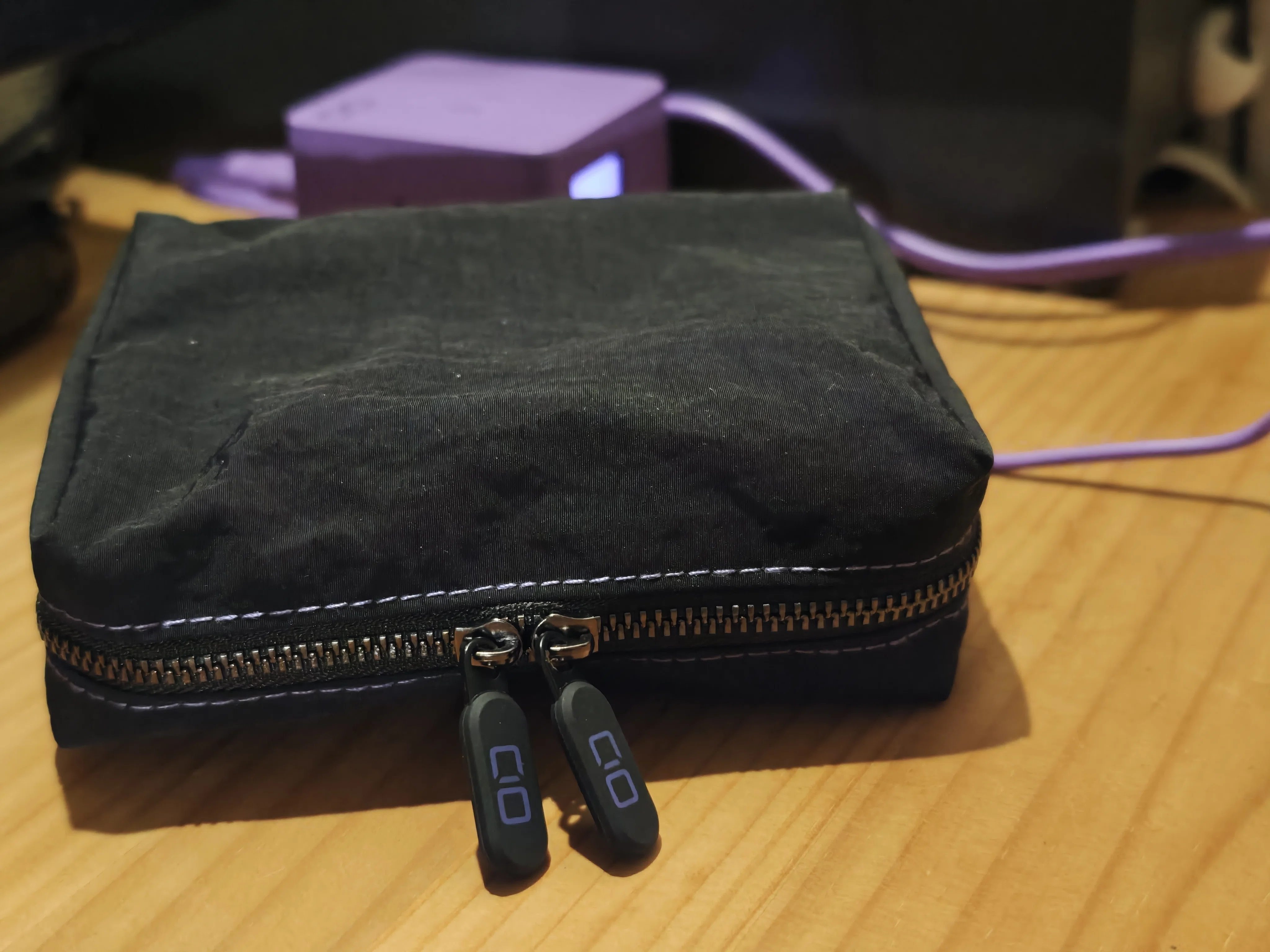 ありえないくらい紫色の充電器を買った。｜yorimichi-もばいる