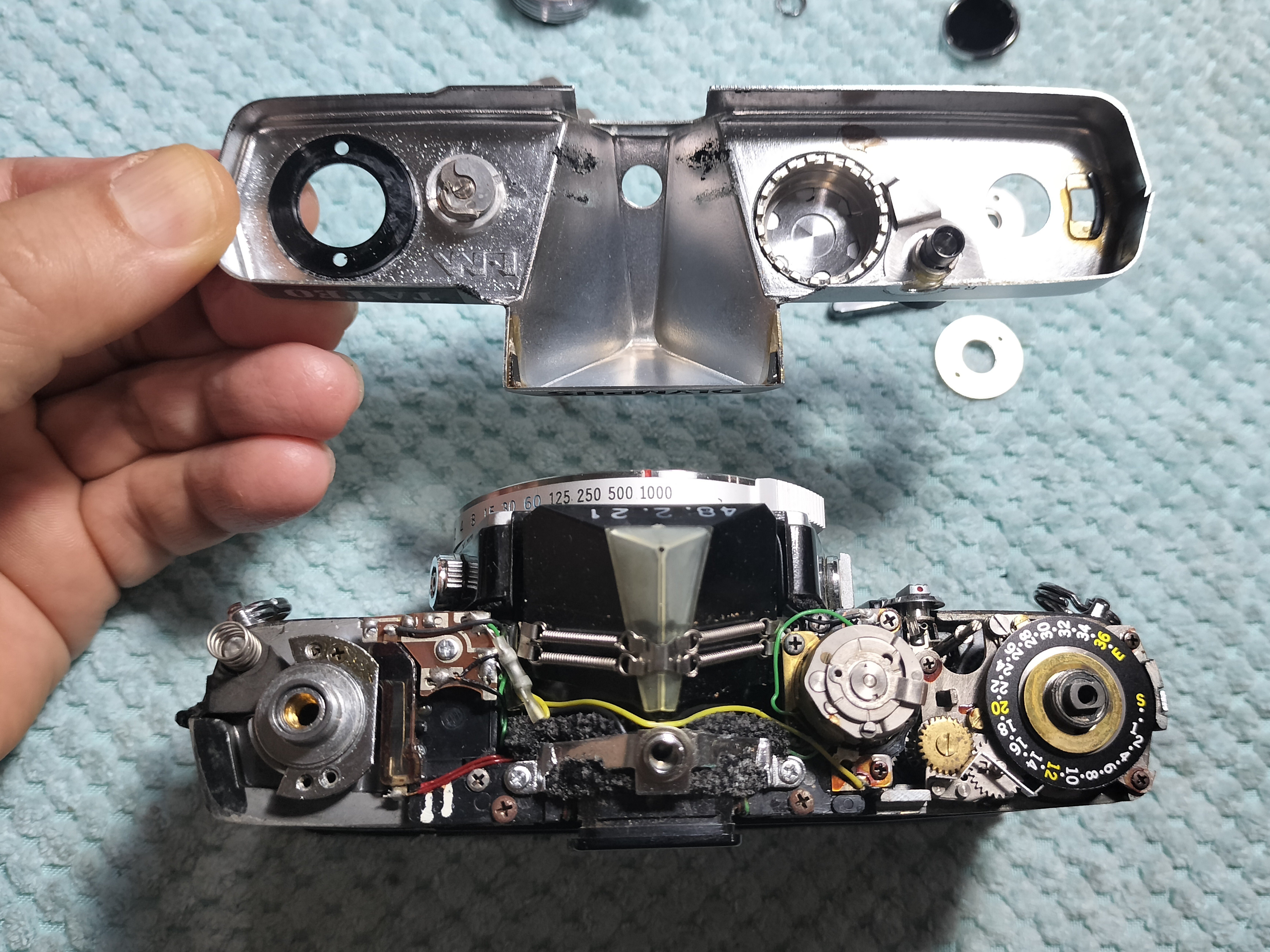 Olympus M-1の分解｜フィルムカメラ修理のアクアカメラ
