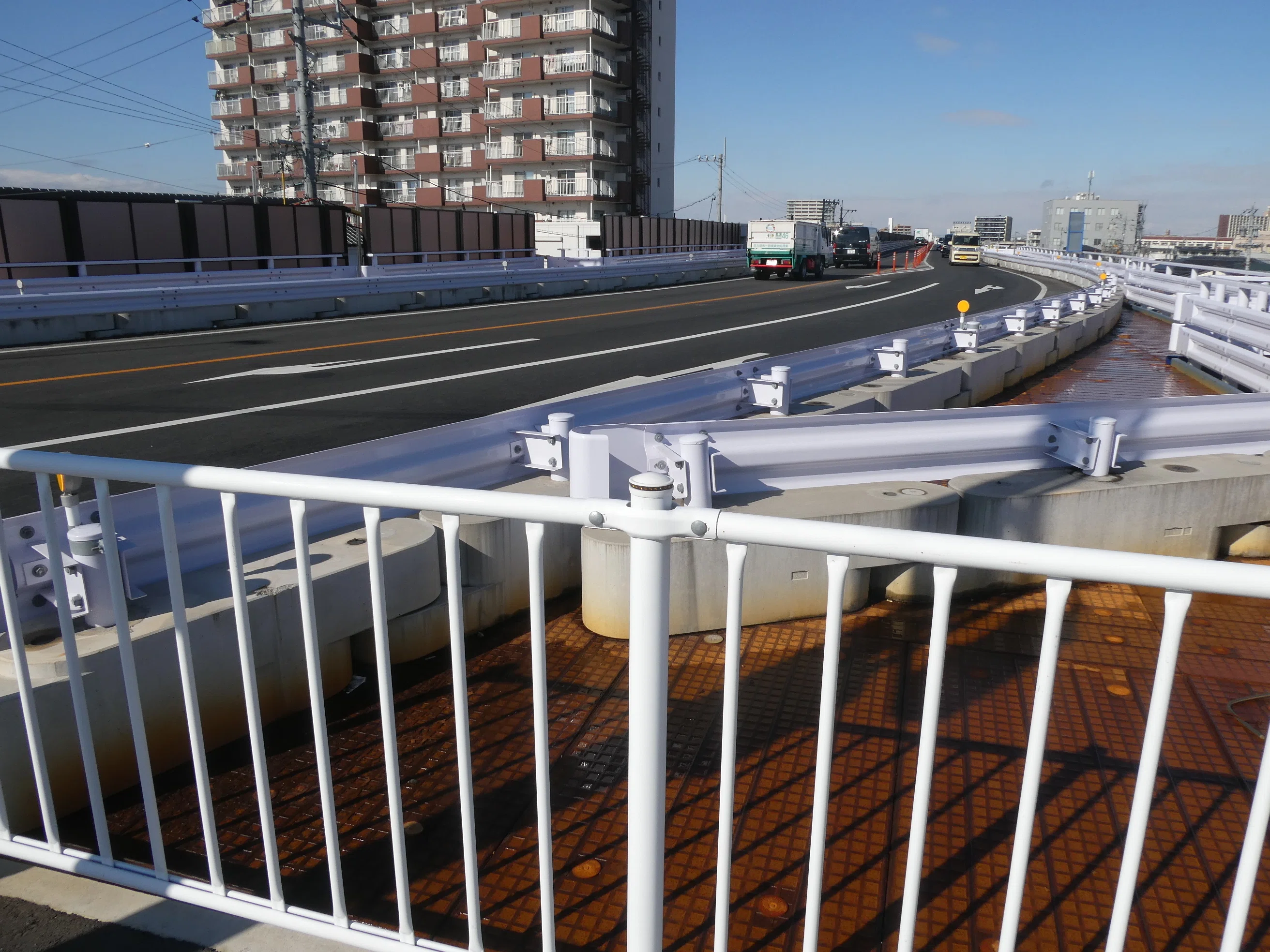 名古屋市隣接の市街地を貫く仮設高架橋の状況（2026/1時点）｜全国交通