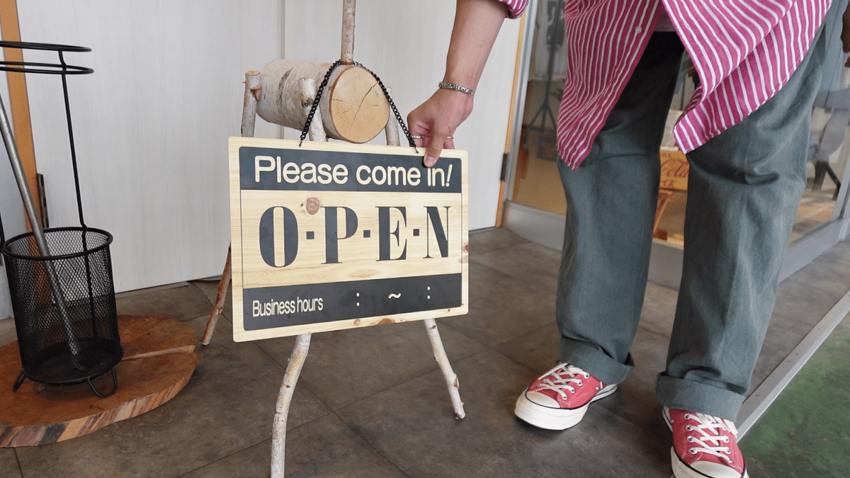 CRAZY ABOUT｜祖母からもらった置物がお出迎え