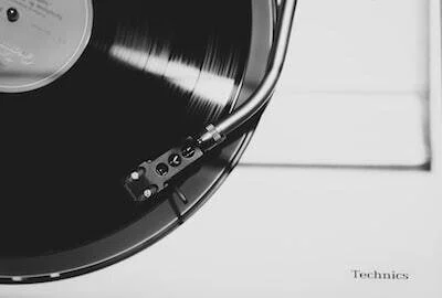 あえて”レコード”を買い続ける理由｜カフェブリュ