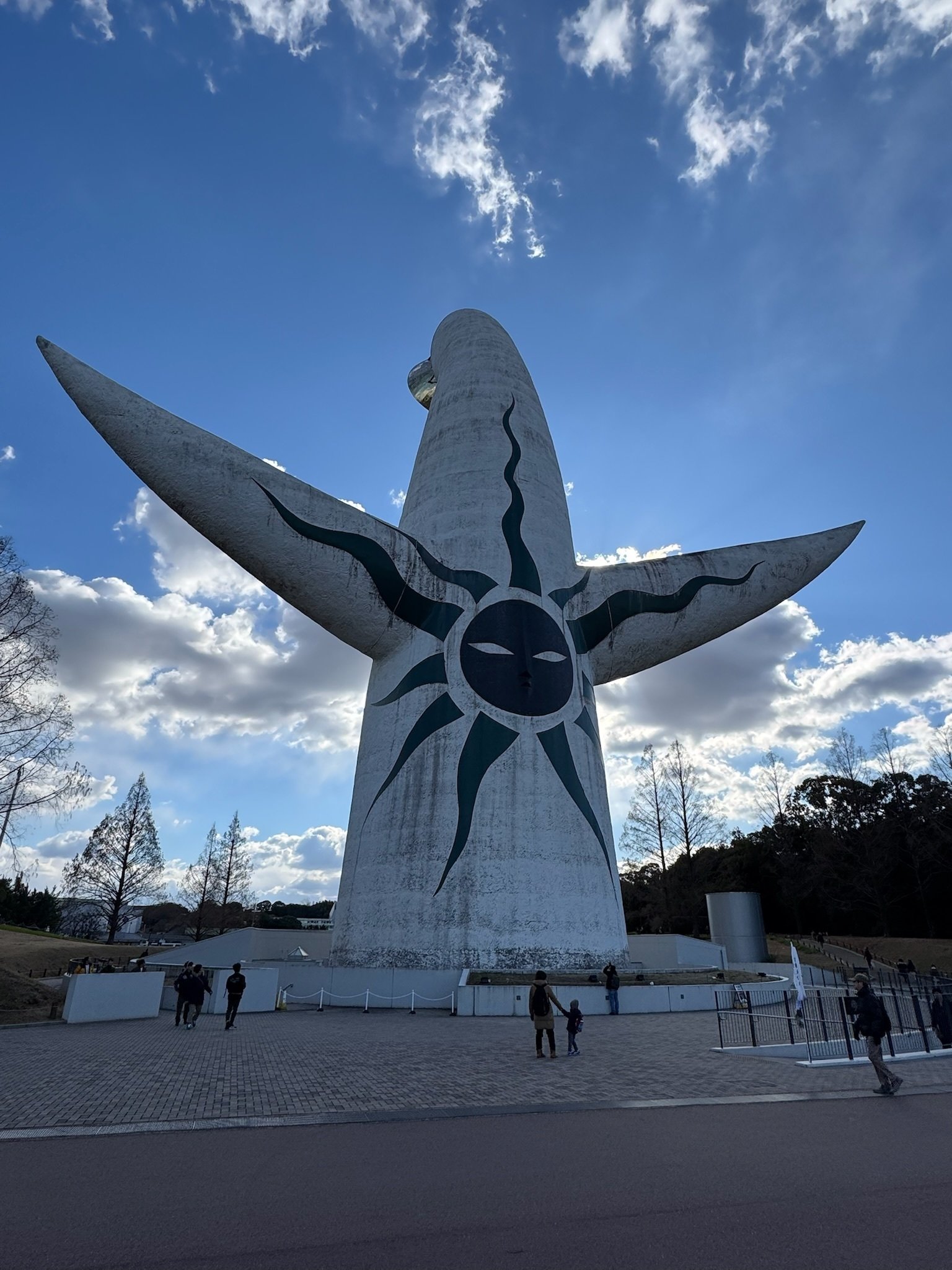 1年のはじまりに太陽の塔へ｜DOKASEN