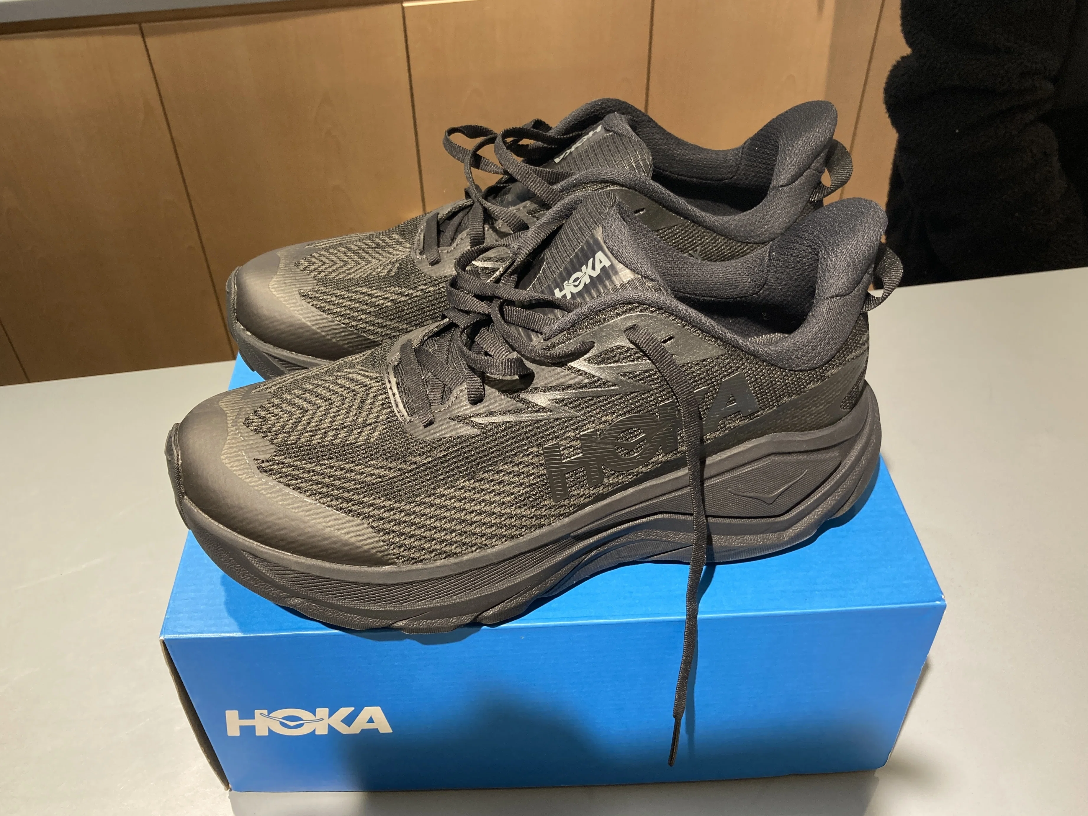 800km歩くためのシューズ、HOKA「CHALLENGER 8 GTX」を購入しました