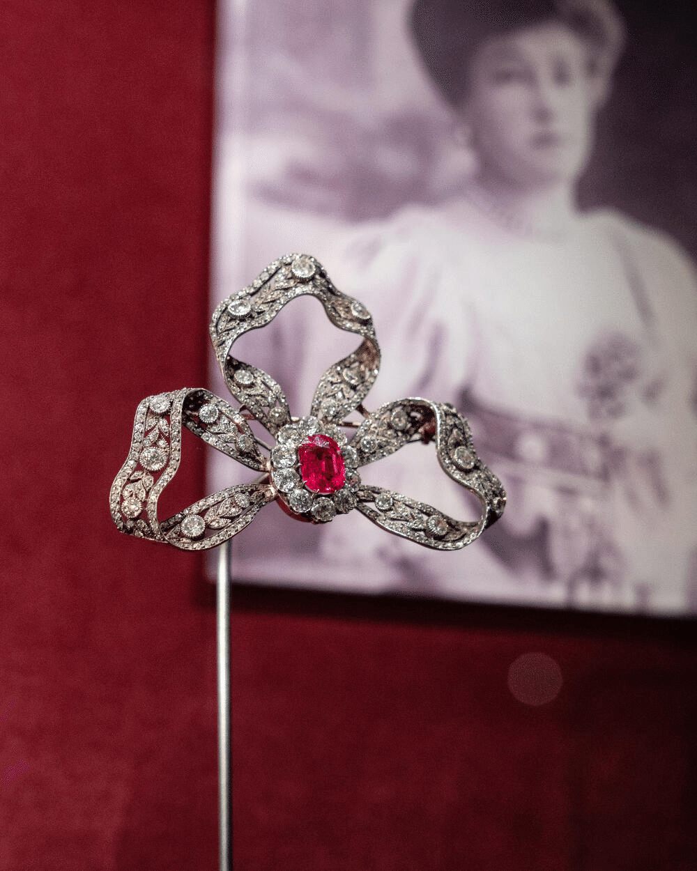 百年名匠のリボンジュエリー｜6.89ct ビルマ産ルビー ブローチ｜ほね