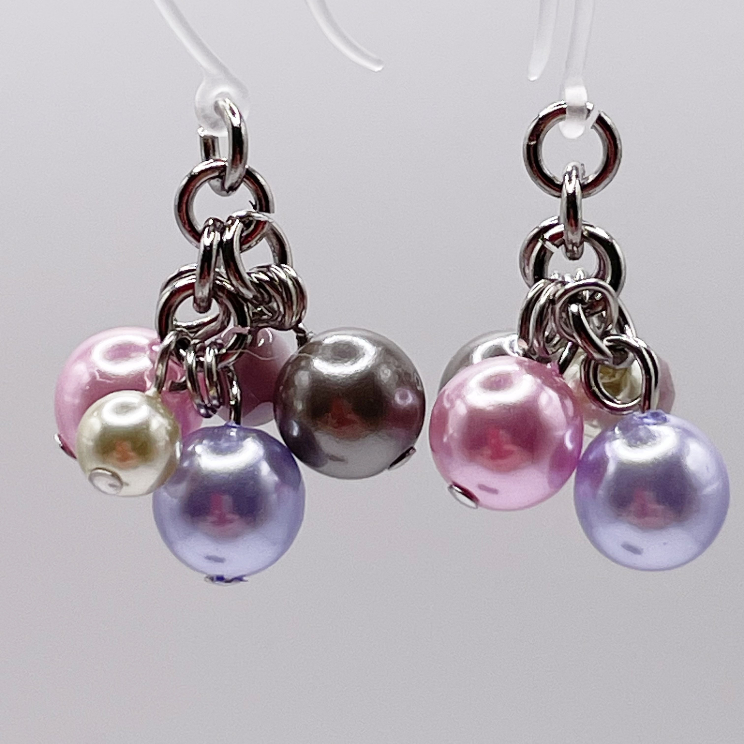 静かな色合いを楽しむ、グレーと紫のパールピアス｜日常に寄り添う