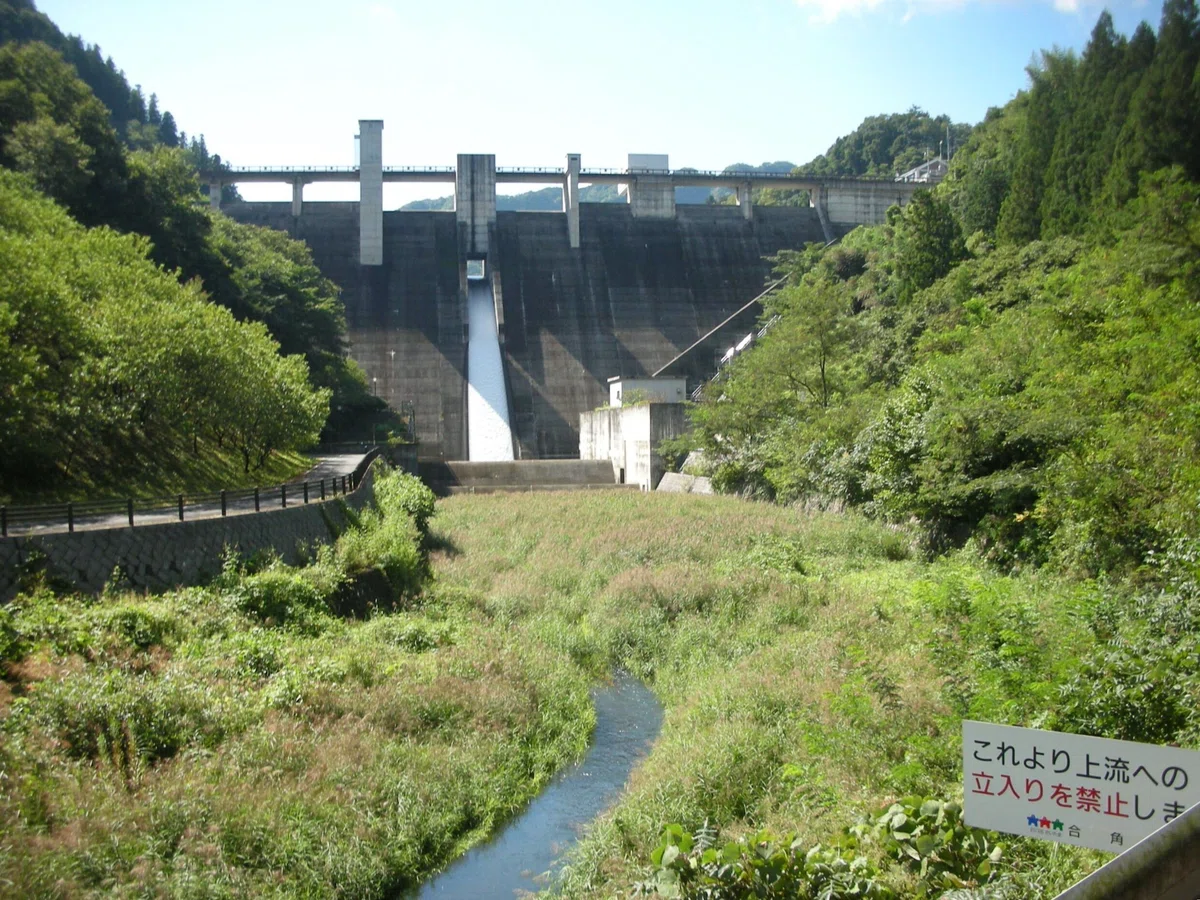 埼玉県　合角ダム　重力式コンクリート　堤体正面写真