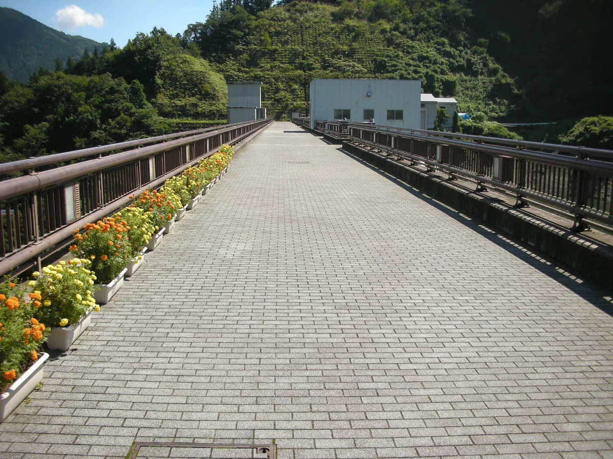 埼玉県　合角ダム　天端通路　通行可能