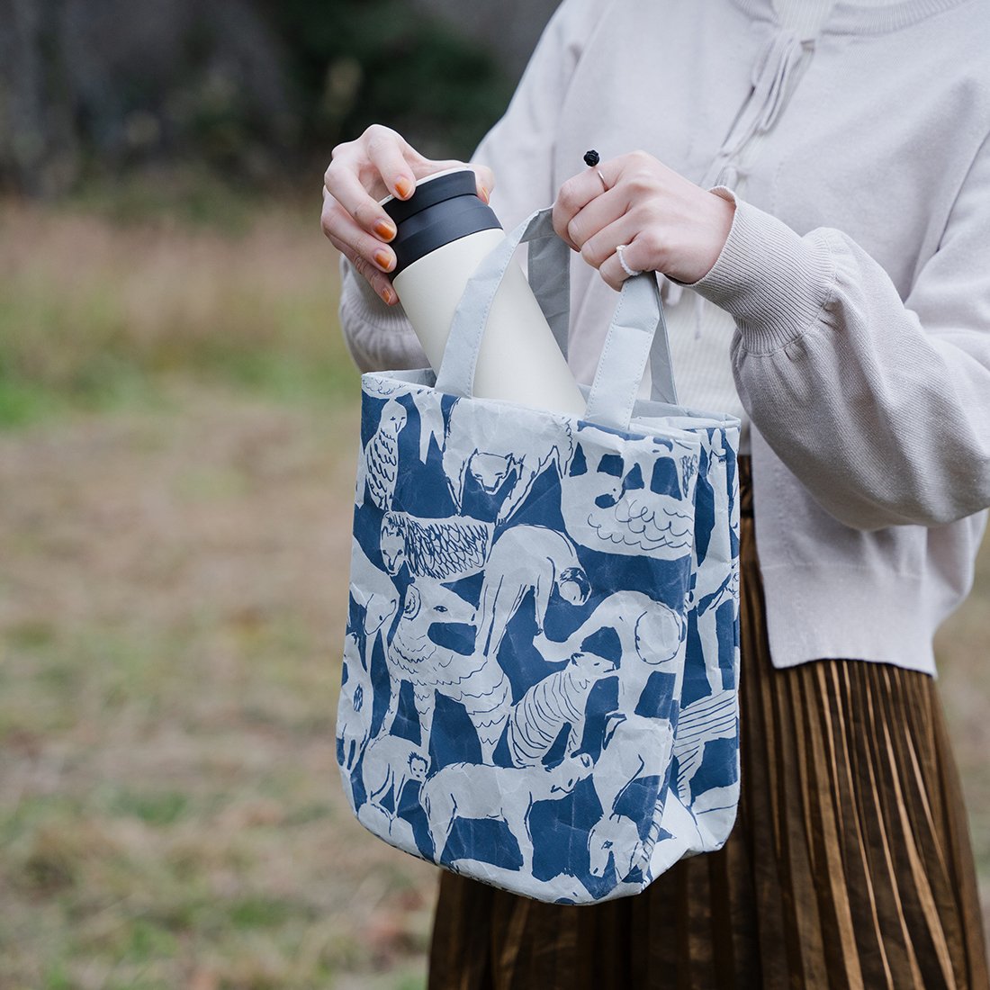 ブランドスタート時から作り続けてきたSIWAの2種類のバッグを「ミナ