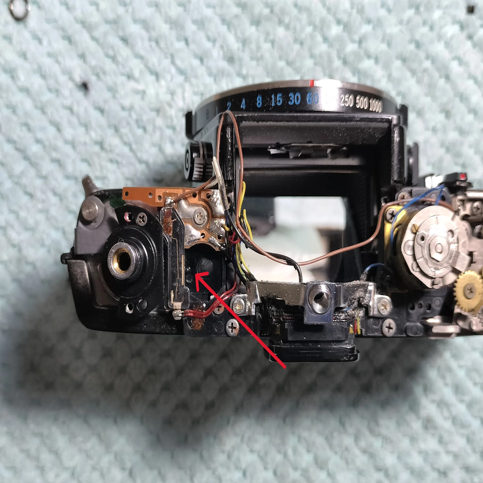 Olympus OM-1 露出計の交換｜フィルムカメラ修理のアクアカメラ