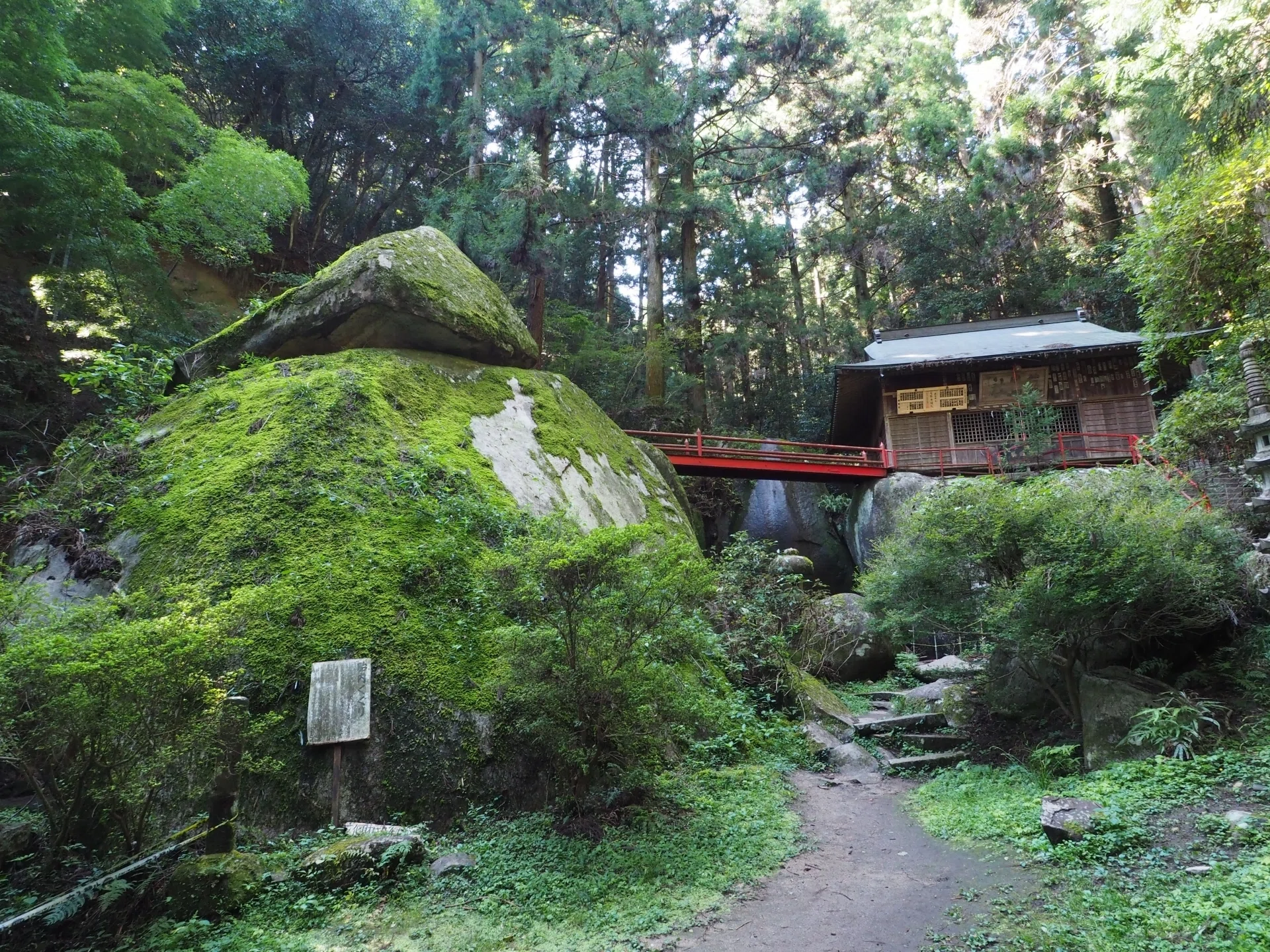0618 弁慶が巨岩を両断。炭治郎が切ったモデル「名草巨石群」（栃木県