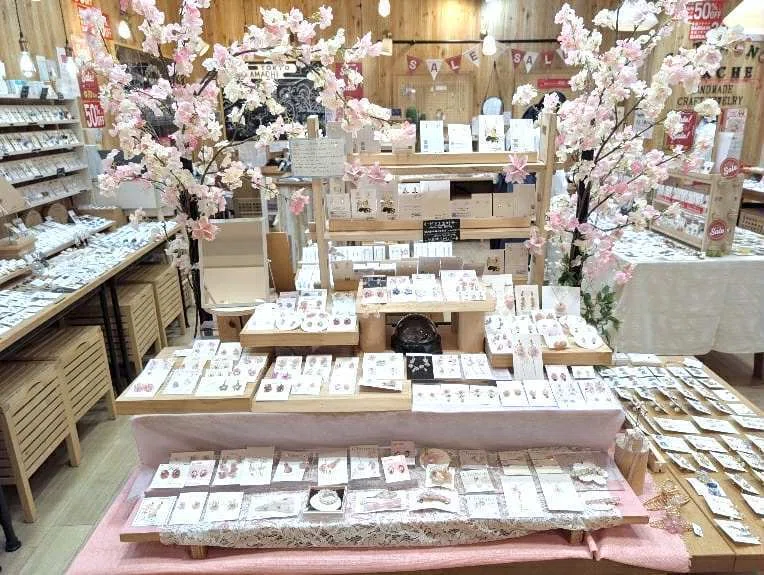 店舗企画】1月下旬から東京ソラマチ店では桜のアクセサリーが店頭を