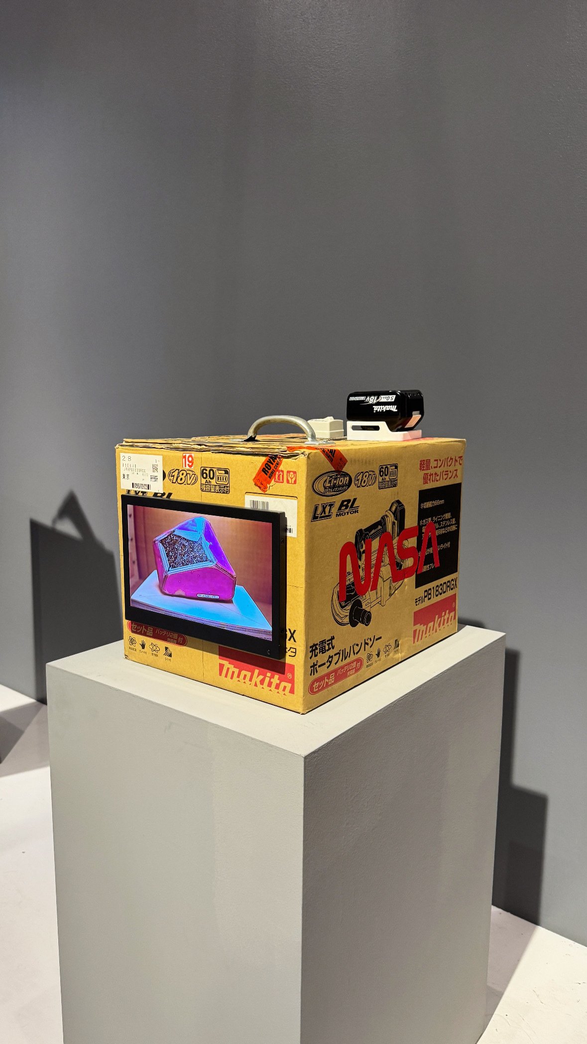 トム・サックスは、なぜ宇宙を作り続けるのか──ソウルDDPで考えた