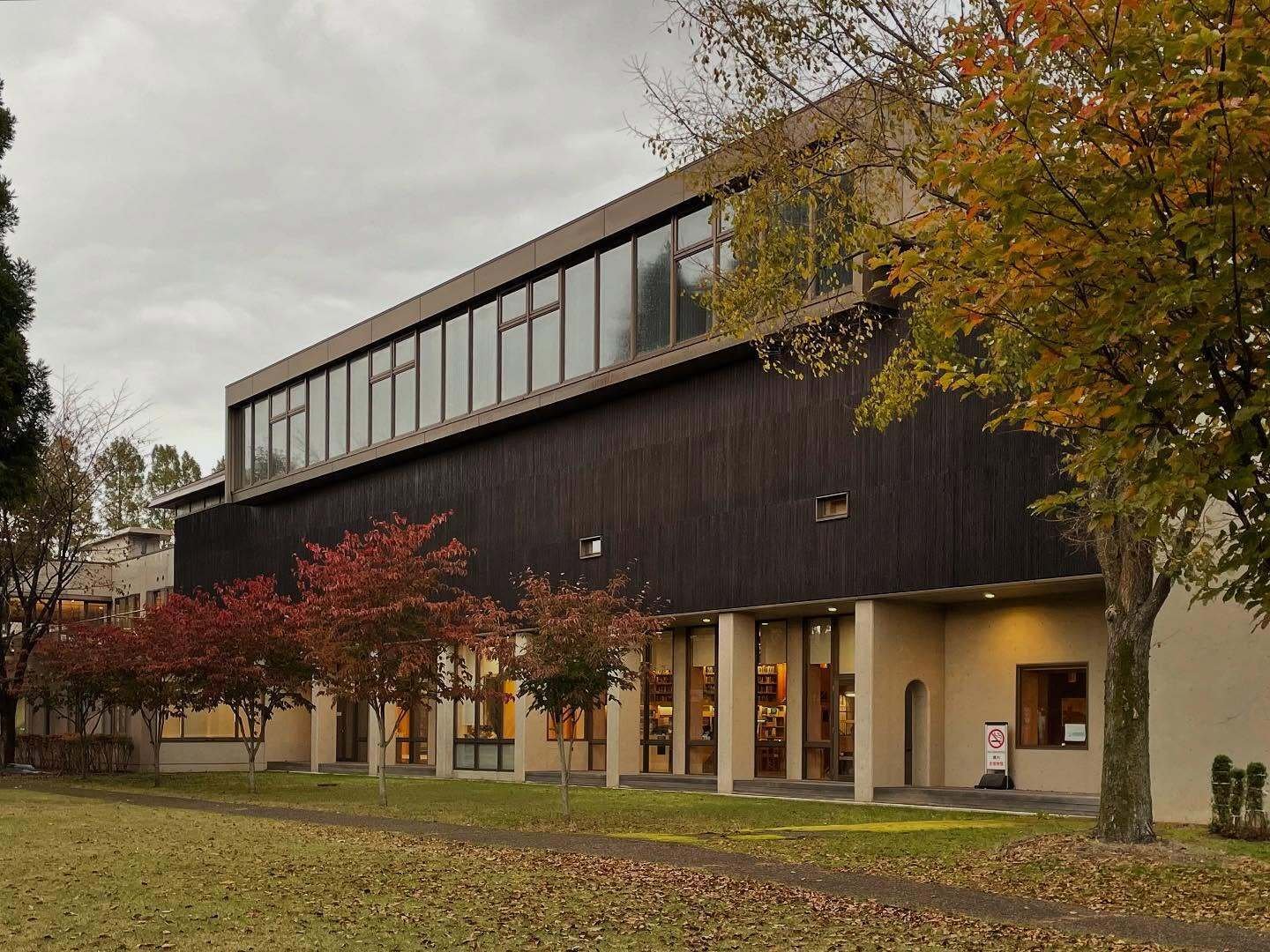 建築旅】美しさだけじゃない、日本の通いたくなる『図書館』4選｜aulora