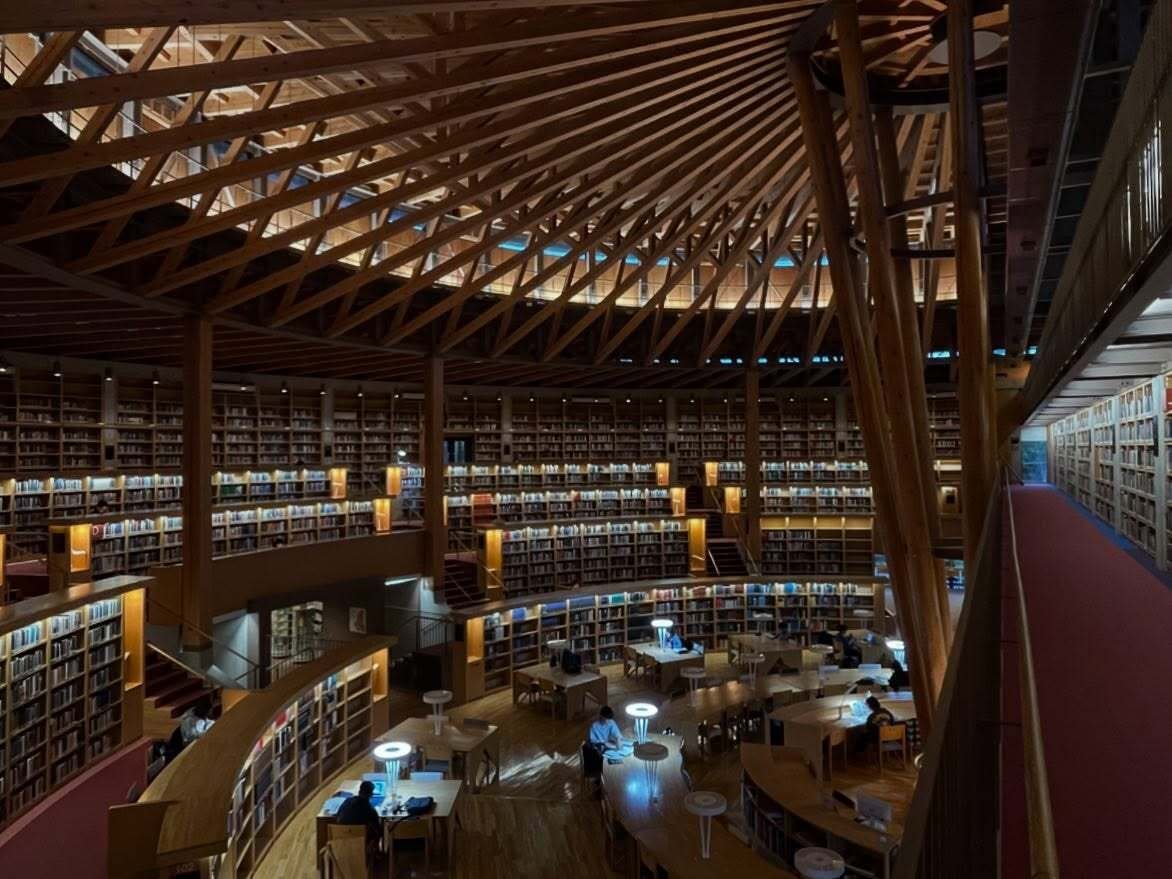 建築旅】美しさだけじゃない、日本の通いたくなる『図書館』4選｜aulora