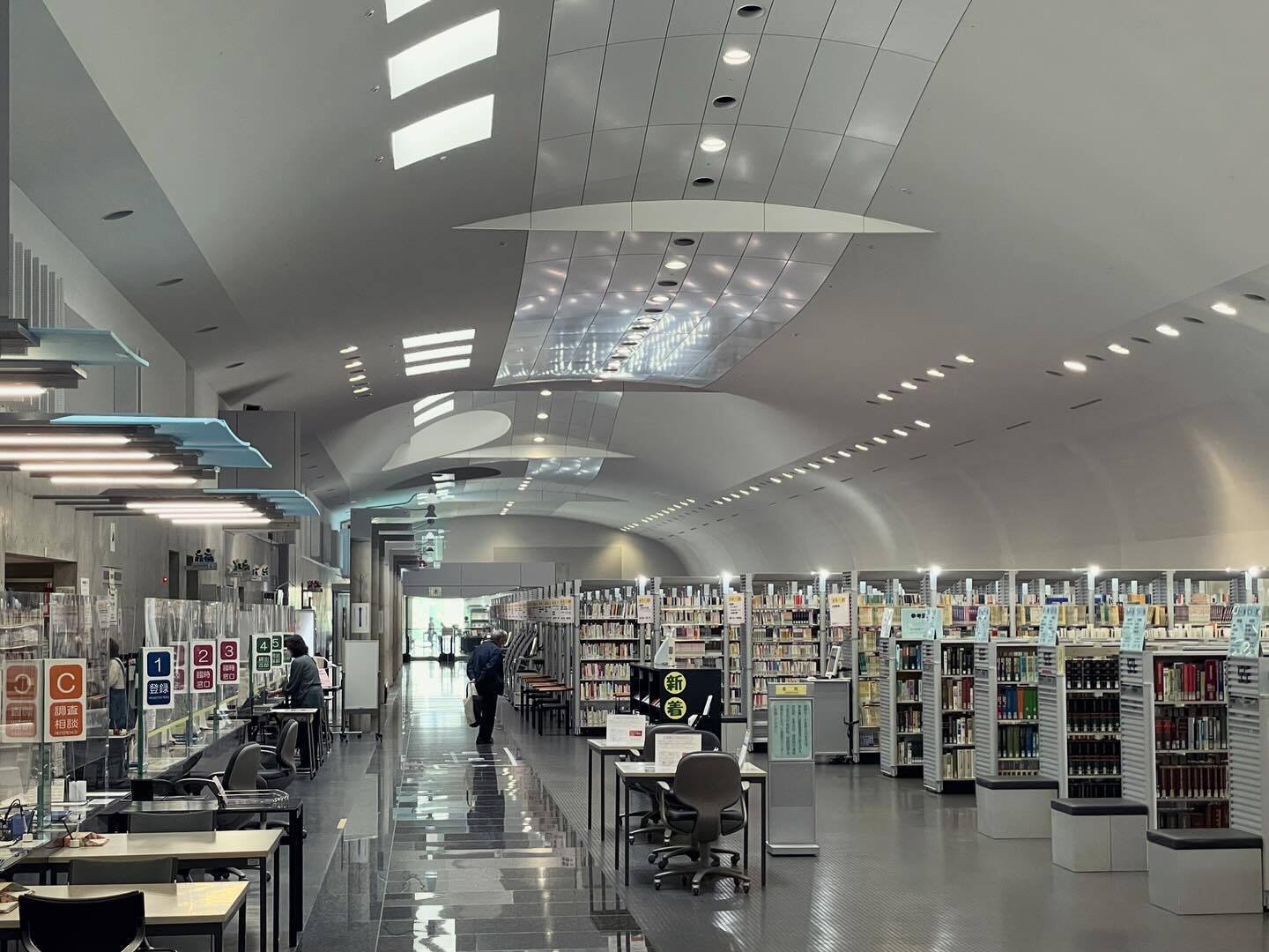 建築旅】美しさだけじゃない、日本の通いたくなる『図書館』4選｜aulora