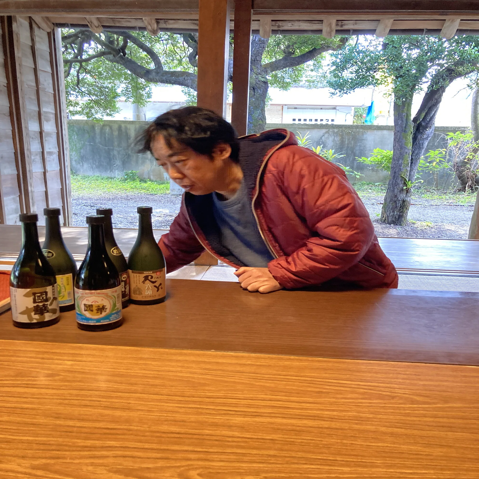 重要文化財に指定された建物で泡盛を作り続ける酒造所。日付：令和8年1 