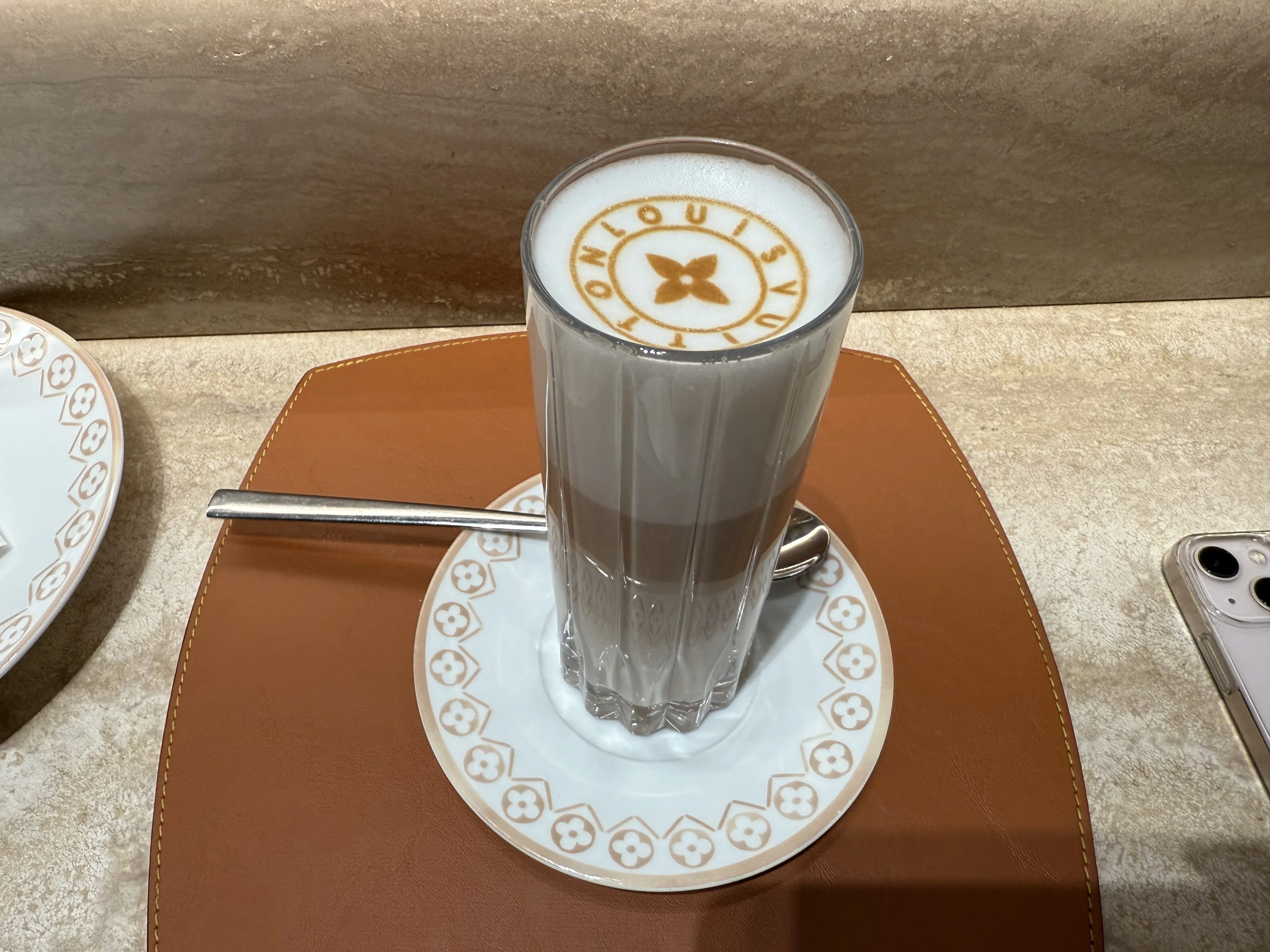 イタリア🇮🇹ミラノカフェ 】午後もルイヴィトンモチーフでカフェラテ
