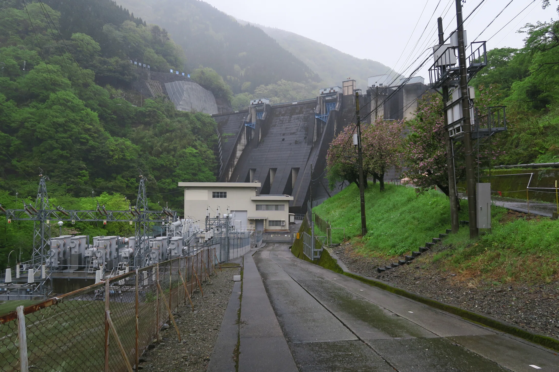 横山ダム【岐阜県揖斐川町HG】｜堤高80.8m静かに佇む国内希少の中空