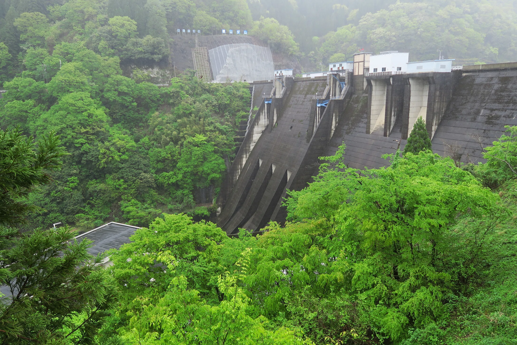 横山ダム【岐阜県揖斐川町HG】｜堤高80.8m静かに佇む国内希少の中空
