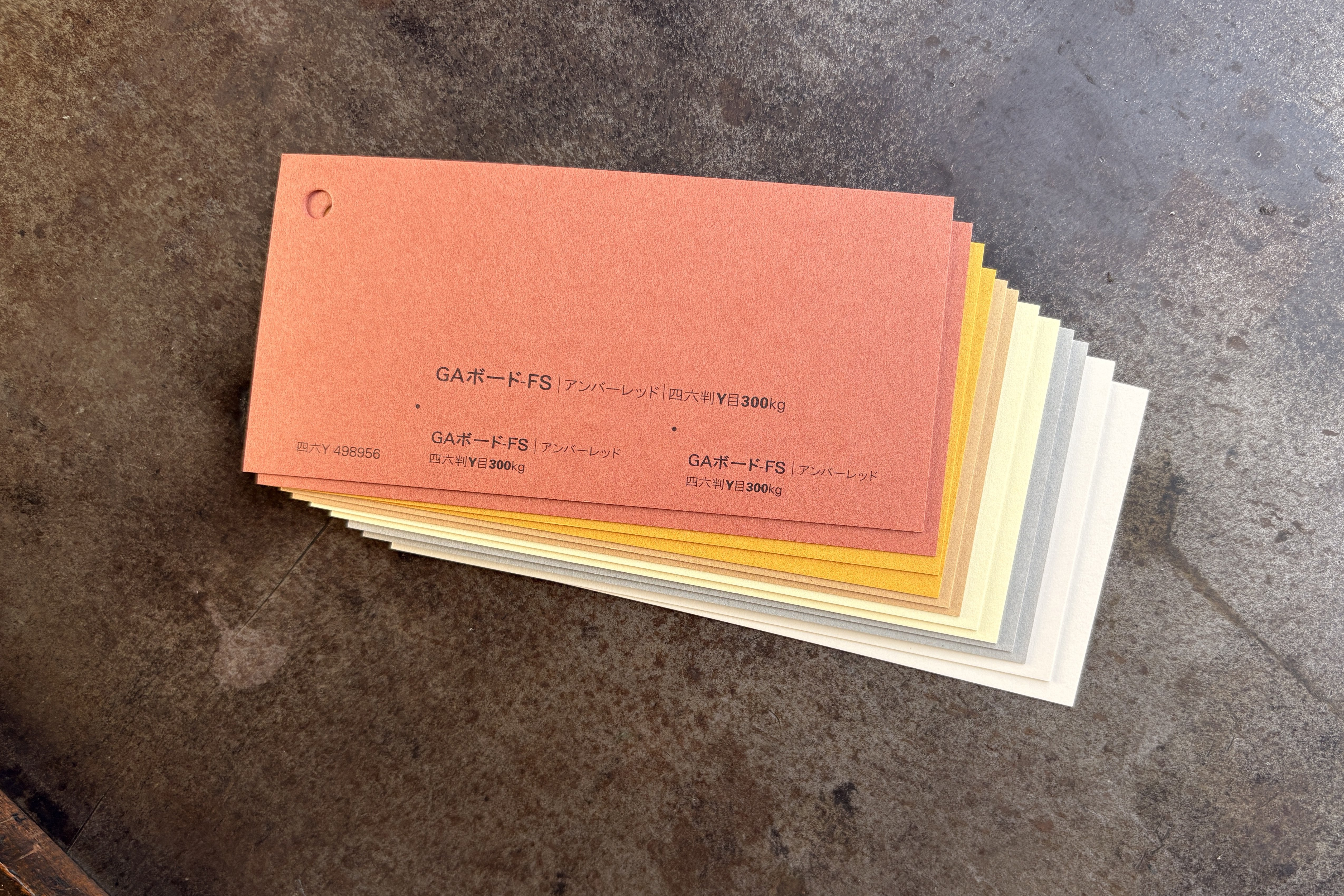 紙の見本帳を再利用した2026年カレンダー制作記録｜大杉晃弘 / 写真と