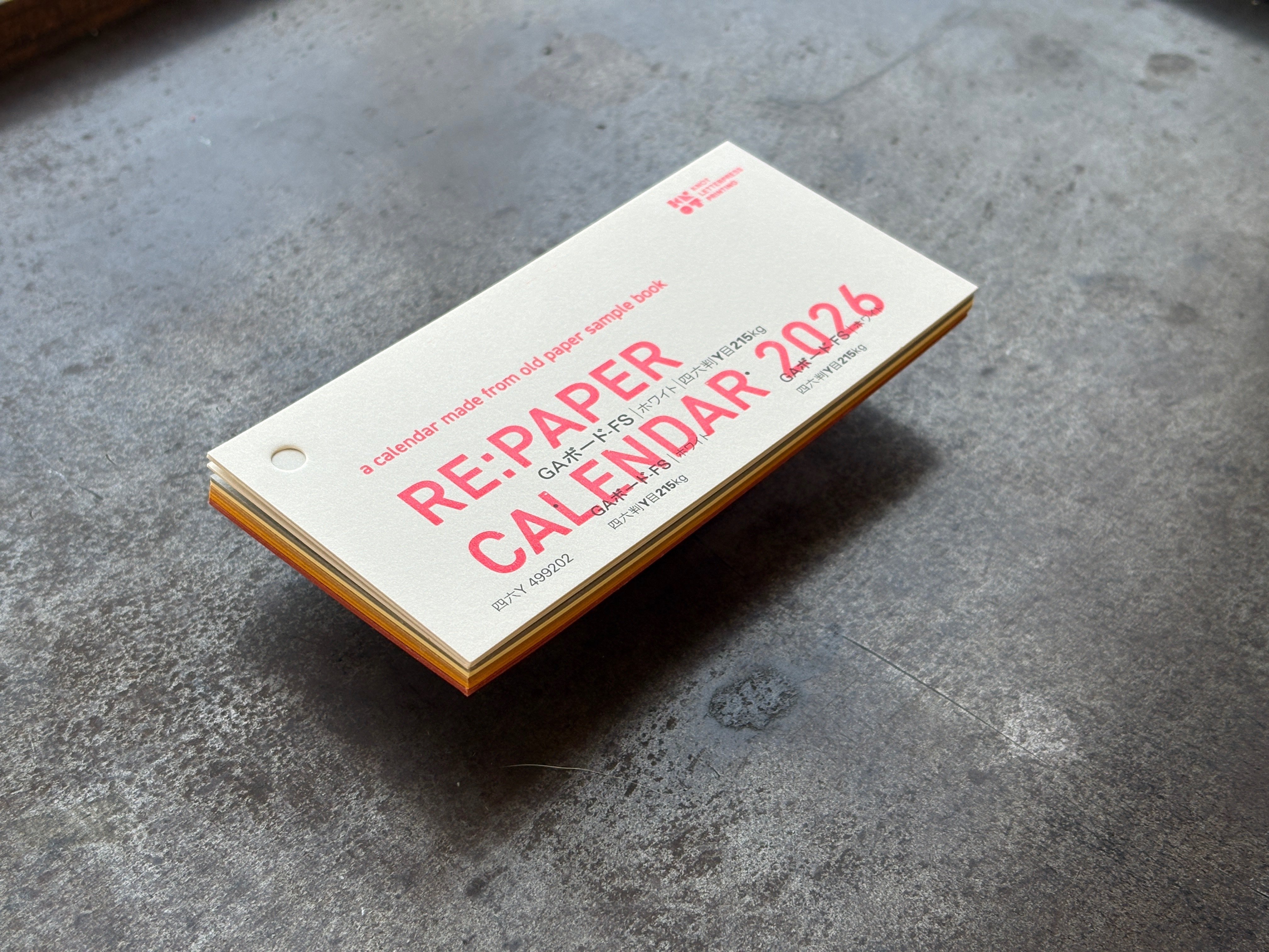 紙の見本帳を再利用した2026年カレンダー制作記録｜大杉晃弘 / 写真と