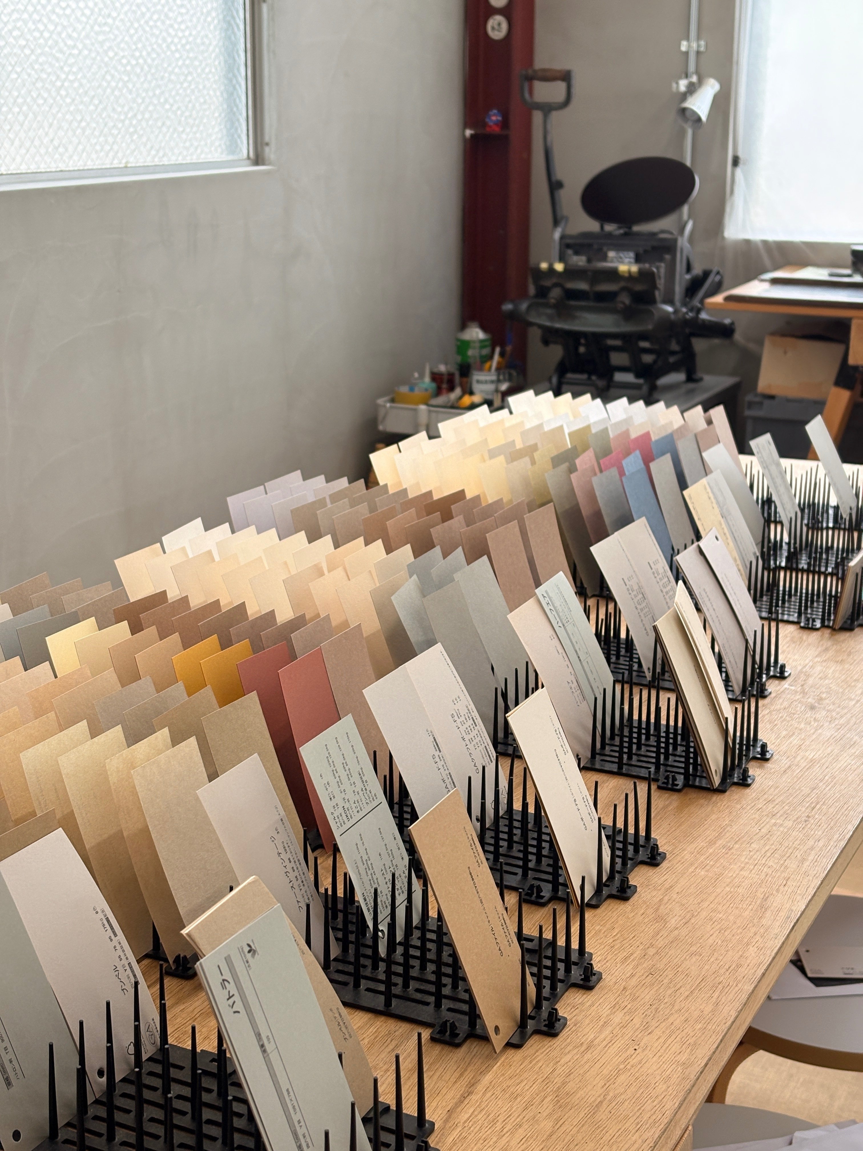 紙の見本帳を再利用した2026年カレンダー制作記録｜大杉晃弘 / 写真と