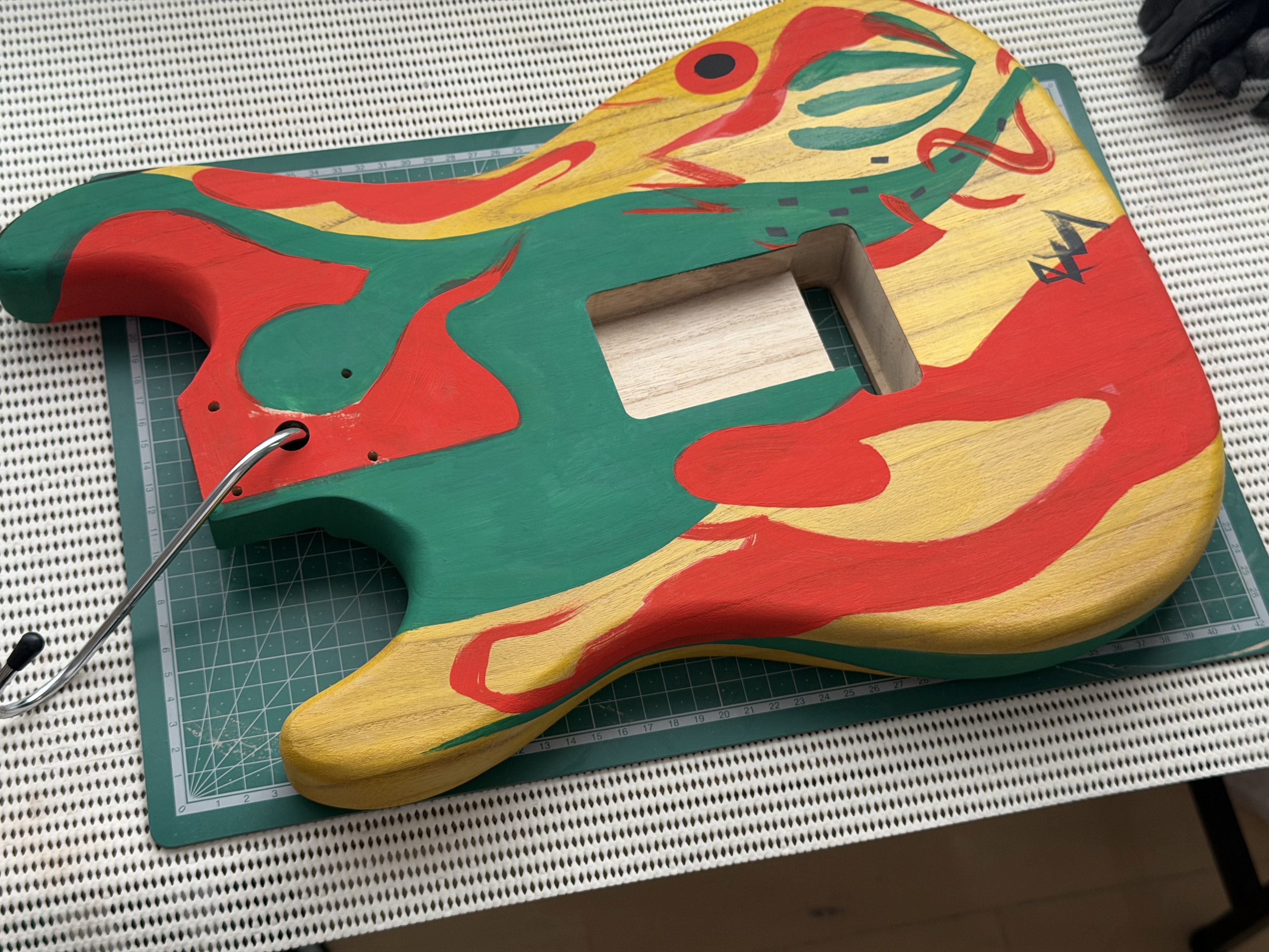 家の最小限の作業スペースでギターの塗装をする 3｜Croquetteギター