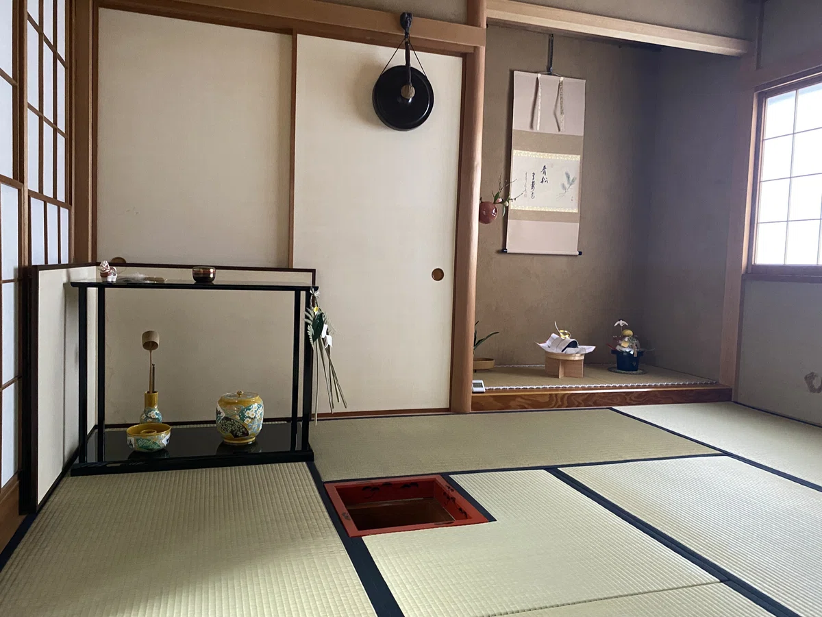 裏千家初釜の茶室全景。台子(だいす)飾りと新春の設えが整った、静謐で厳かな和の空間。