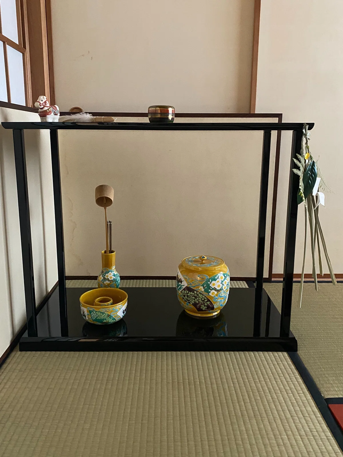 鮮やかな黄交趾(きこうち)の水指と蓋置。初釜を華やかに彩る皆具(かいぐ)の取り合わせ。