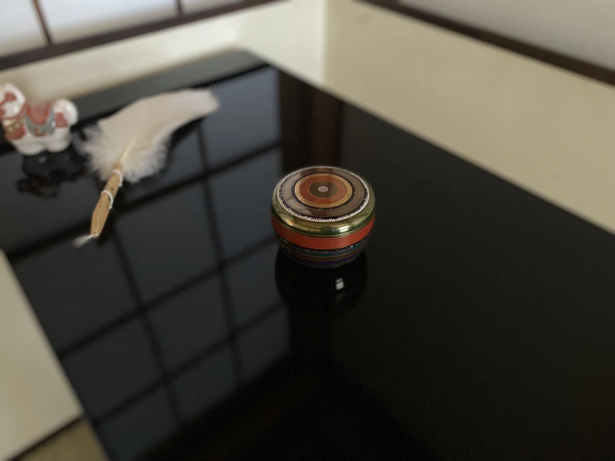 独楽(こま)塗りの薄器(うすき)。縁起を担いだ、色鮮やかな漆塗りの茶器。