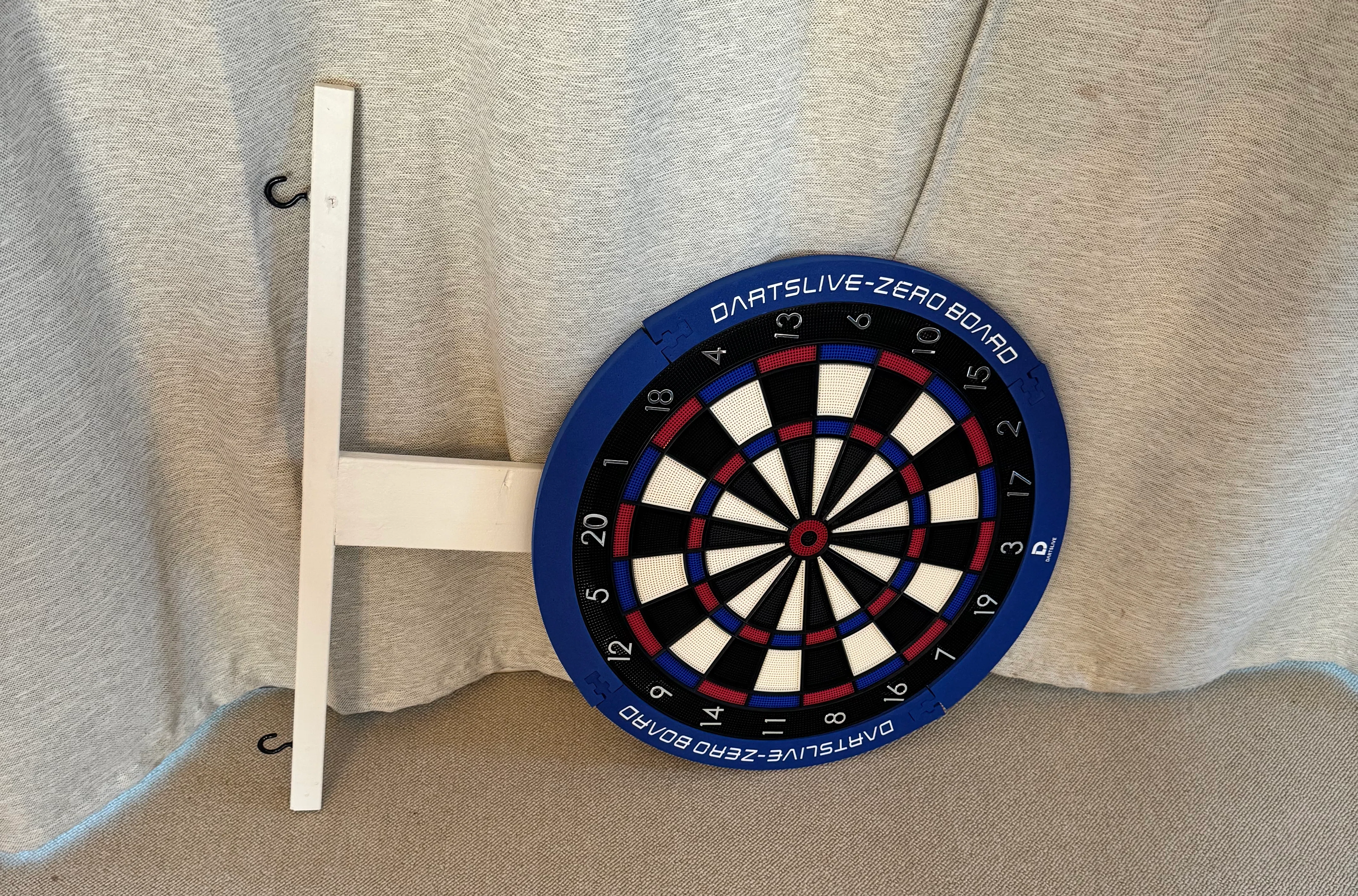 DIY】タヌキが巨大なダーツを買ってきた。壁に穴を開けずに「カーテン