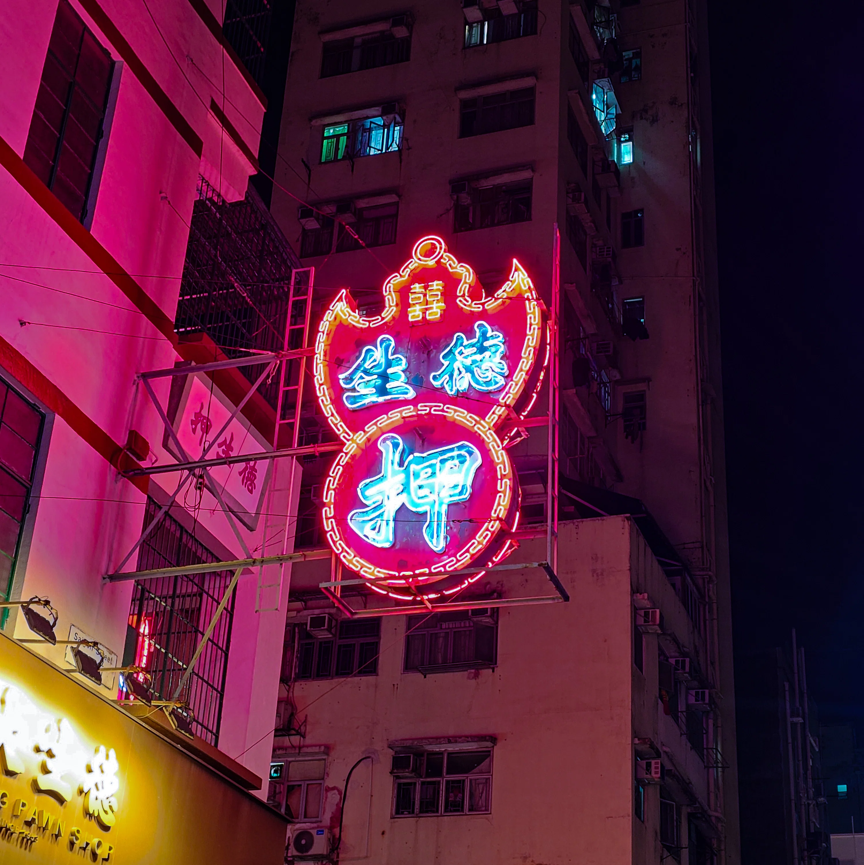初1人旅は香港🇭🇰③旺角のネオンとハッシュタグBのナポレオンタルト