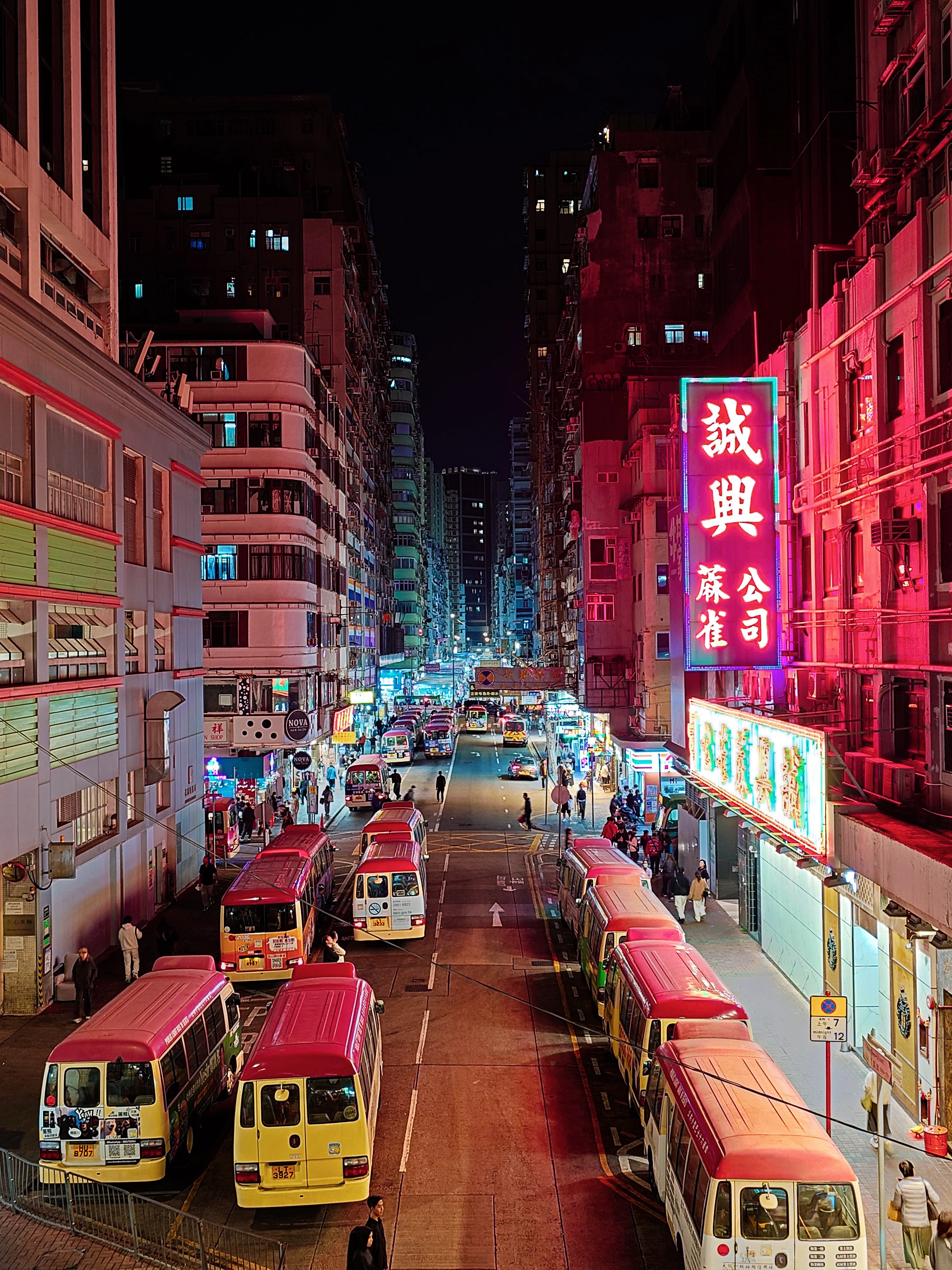 初1人旅は香港🇭🇰③旺角のネオンとハッシュタグBのナポレオンタルト