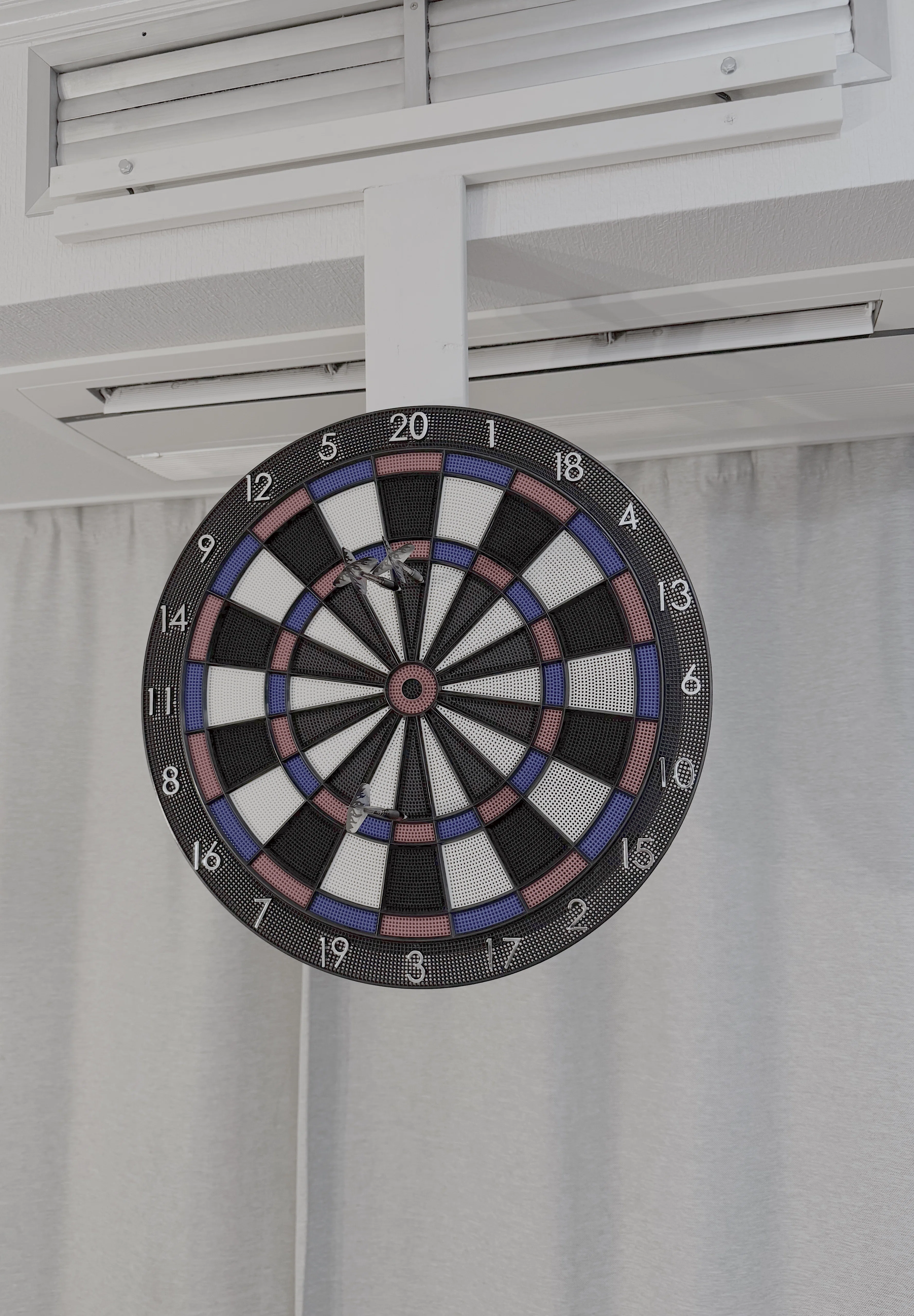 DIY】タヌキが巨大なダーツを買ってきた。壁に穴を開けずに「カーテン