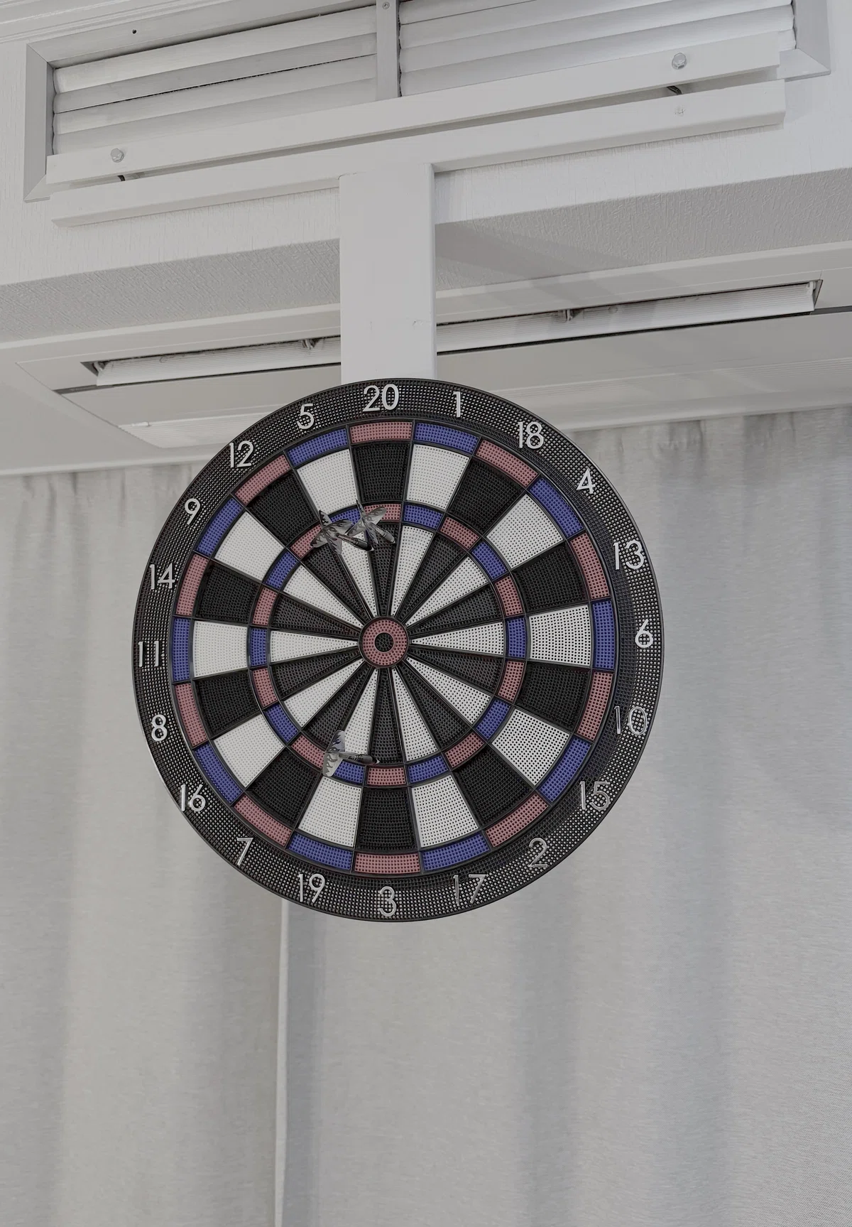 DIY】タヌキが巨大なダーツを買ってきた。壁に穴を開けずに「カーテン 